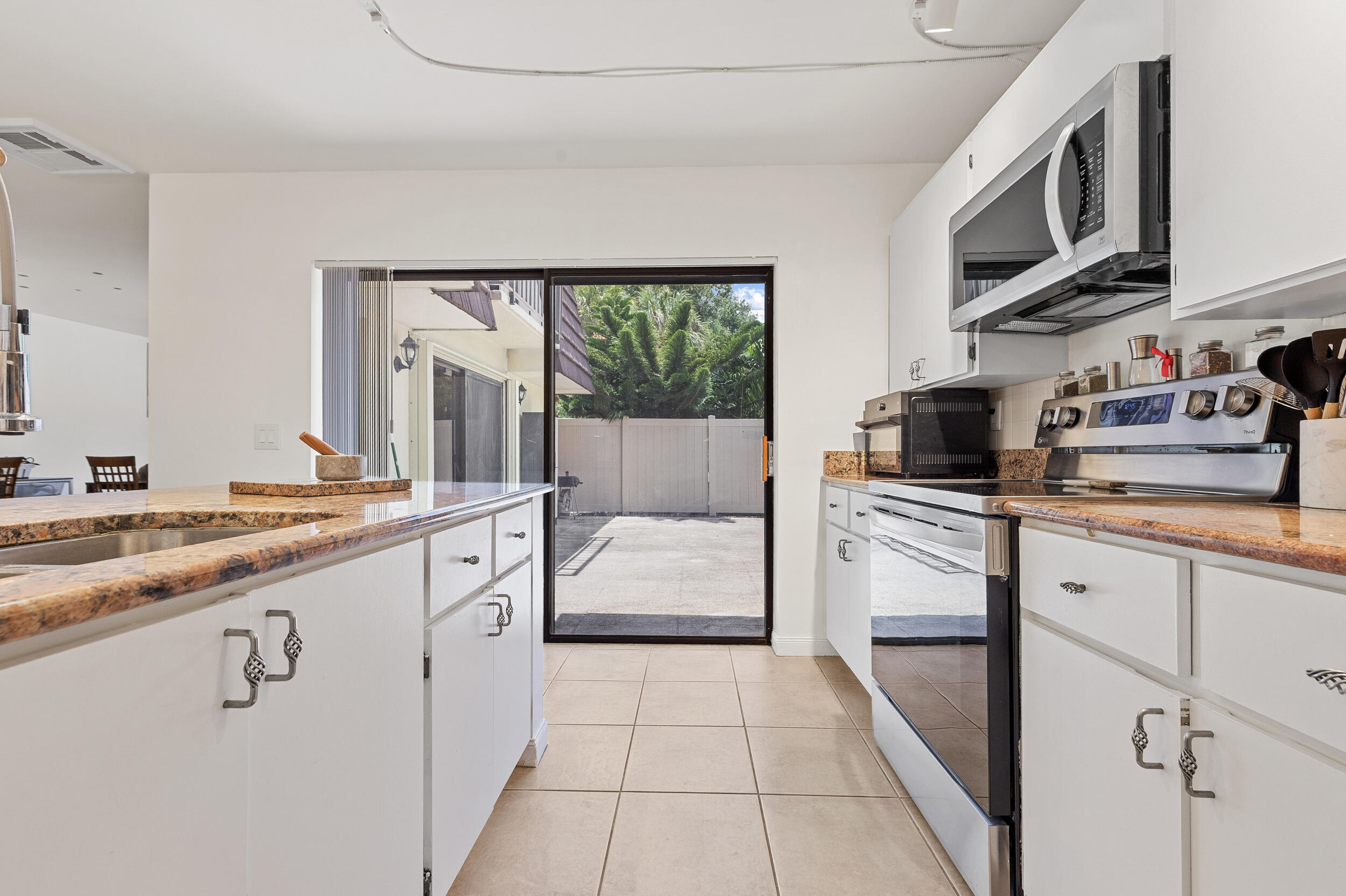 7424 74th Way Property Photo 3