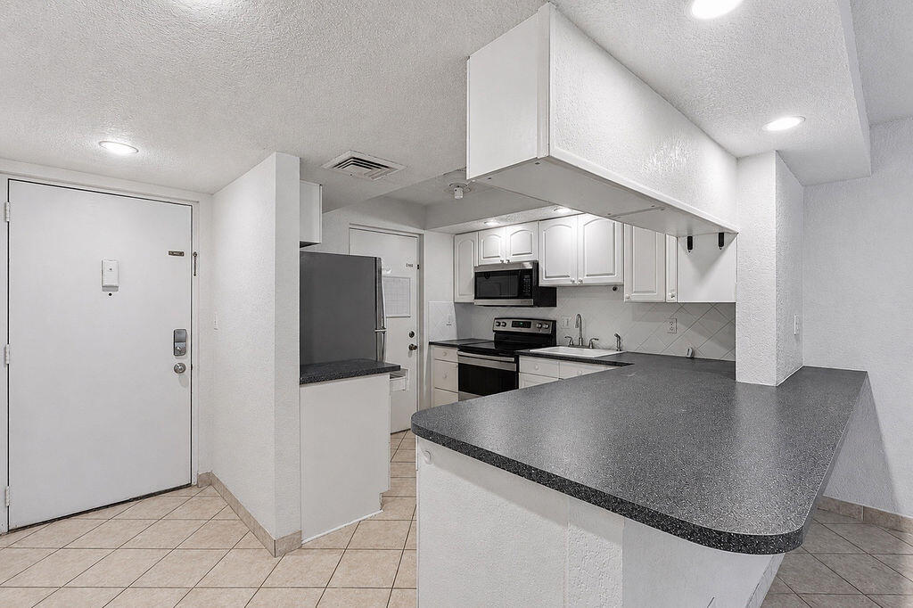2322 S Cypress Bend Drive 311 Property Photo 4