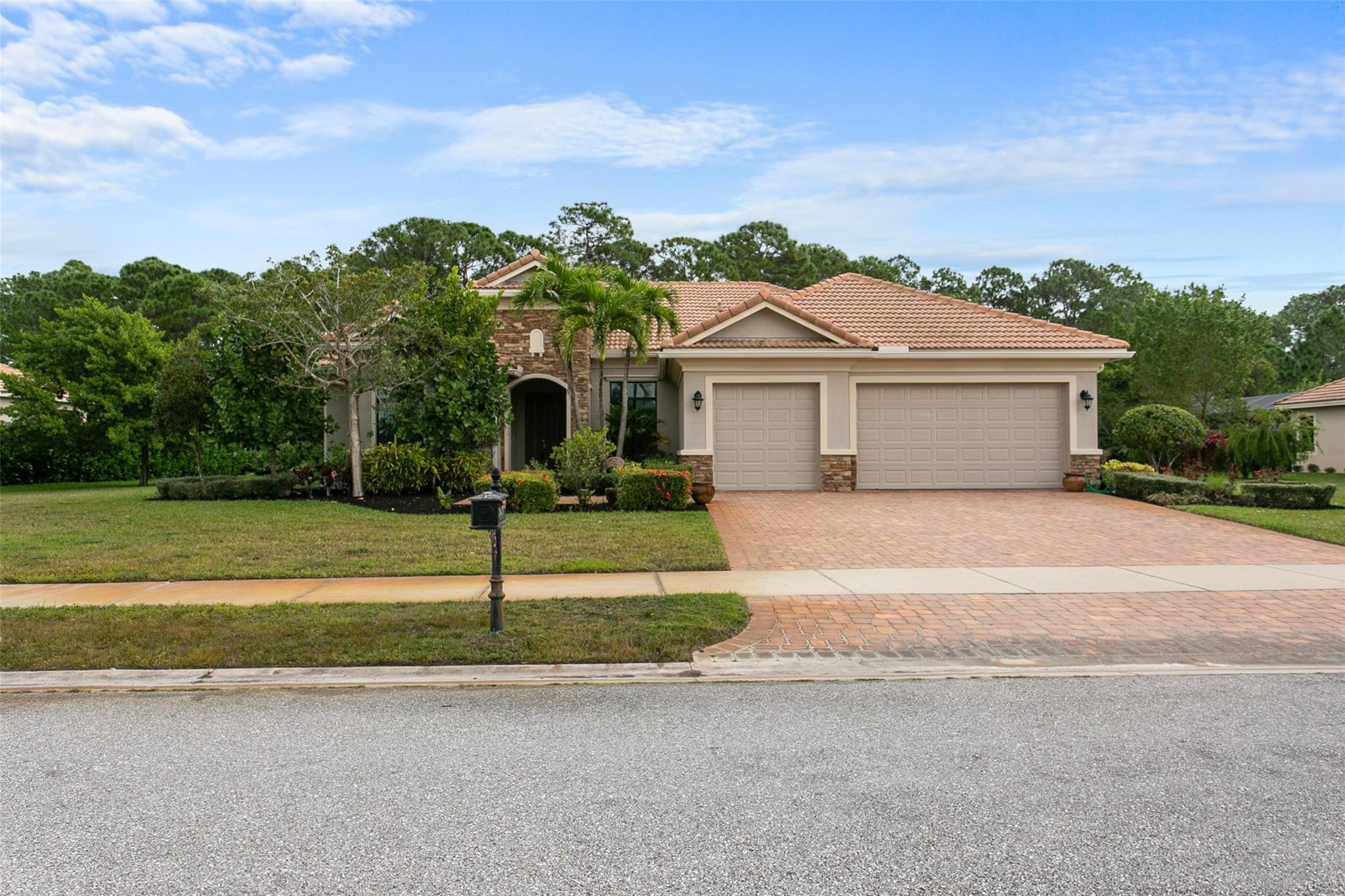 3477 Sw Westover Court Property Photo 1
