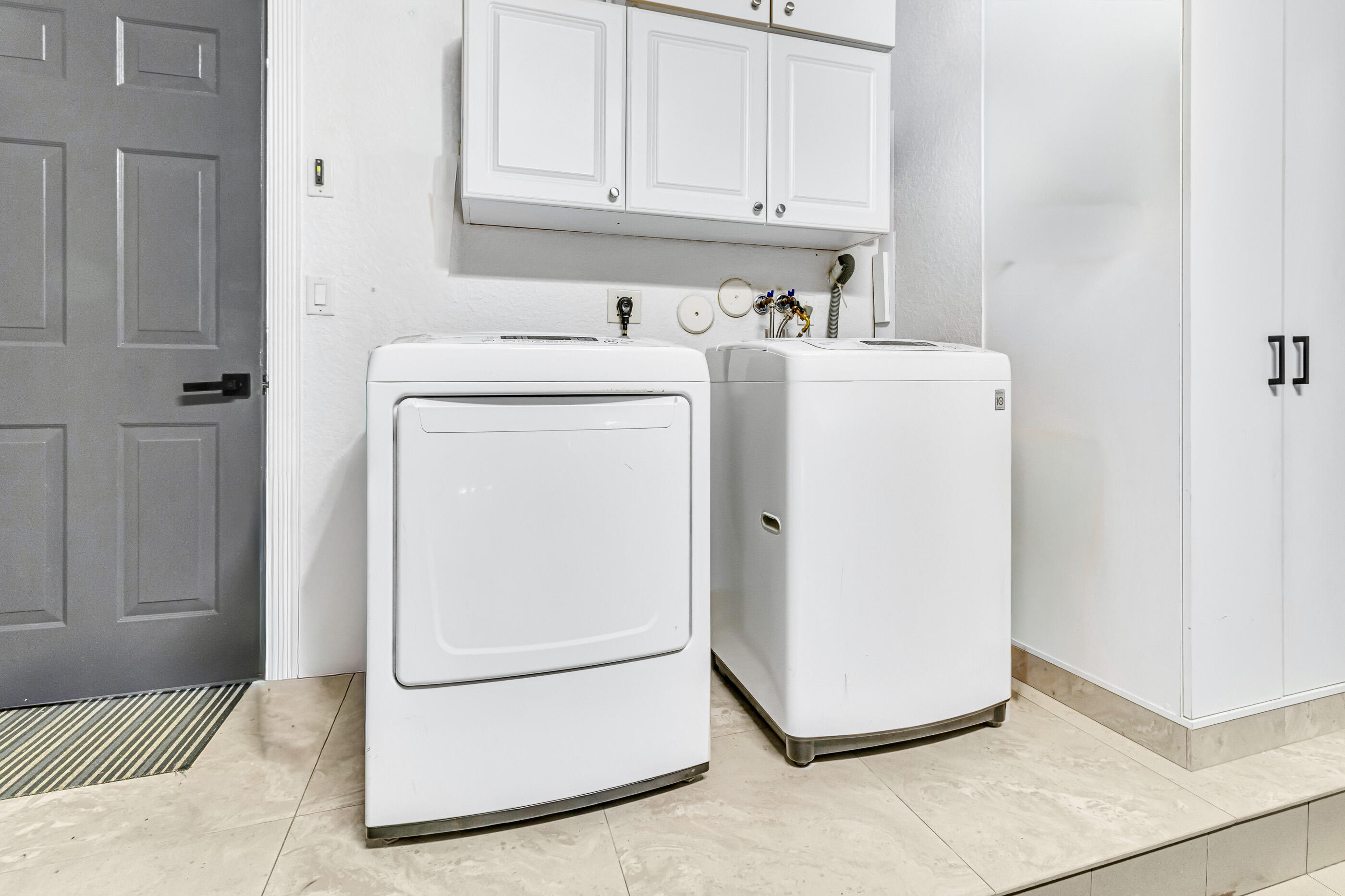5428 Pointe Villa Drive E Property Photo 13