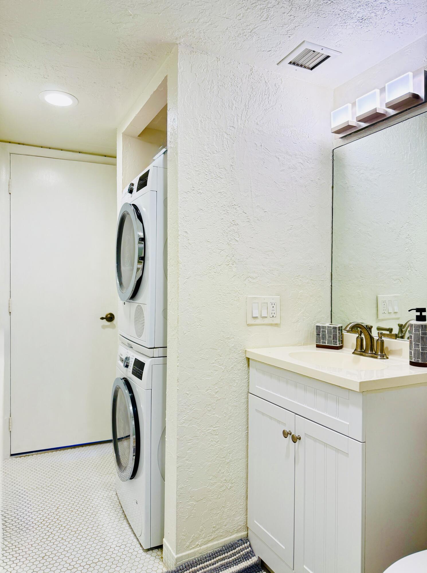 4164 Inverrary Drive 404 Property Photo 14