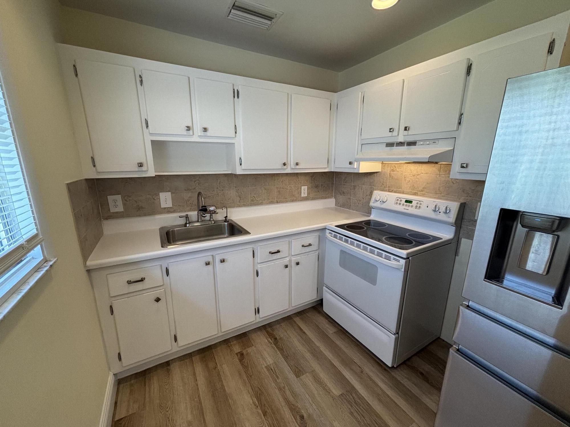 652 Flanders N Property Photo 4