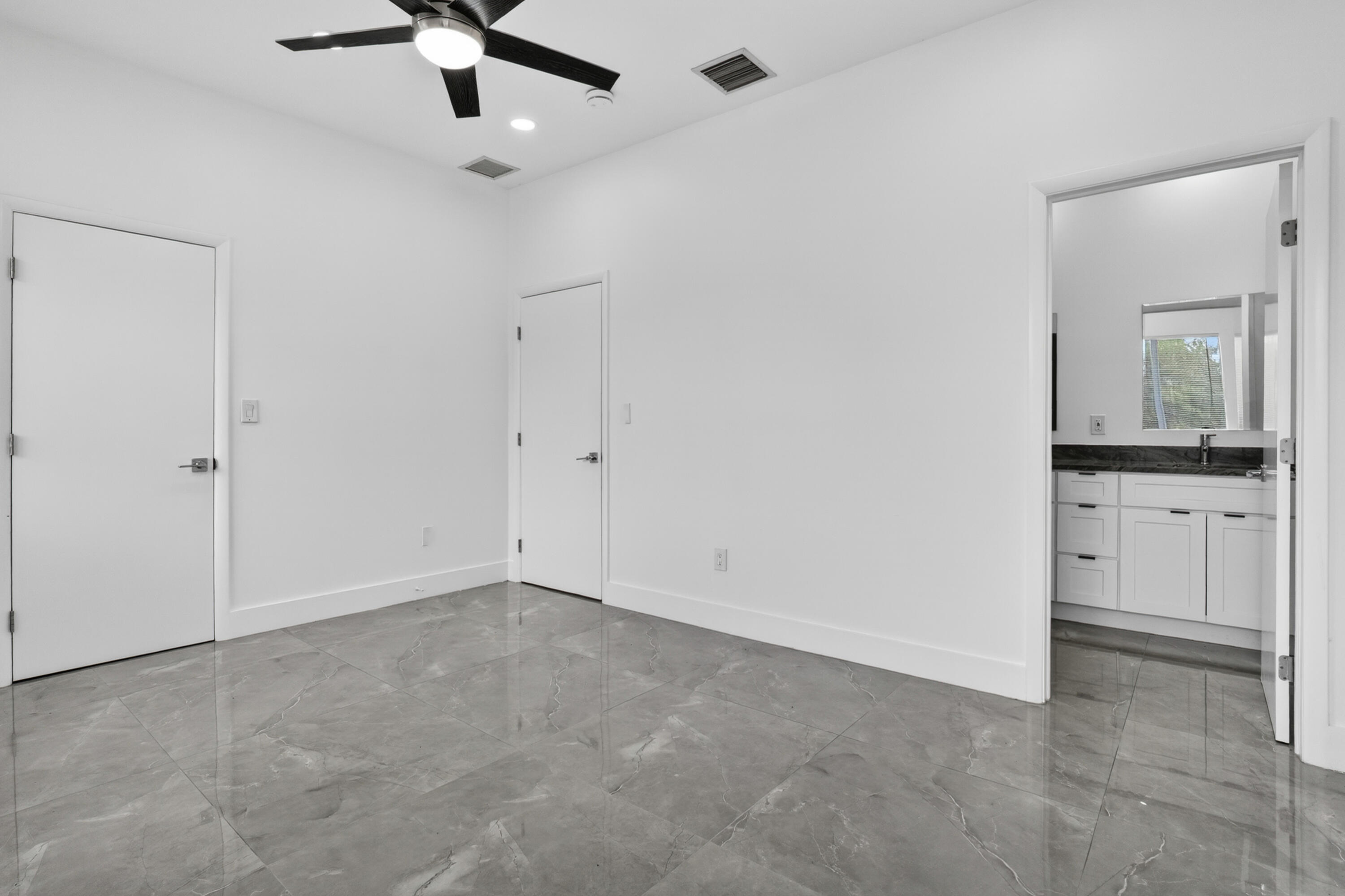 655 Nw 24th Avenue Property Photo 8