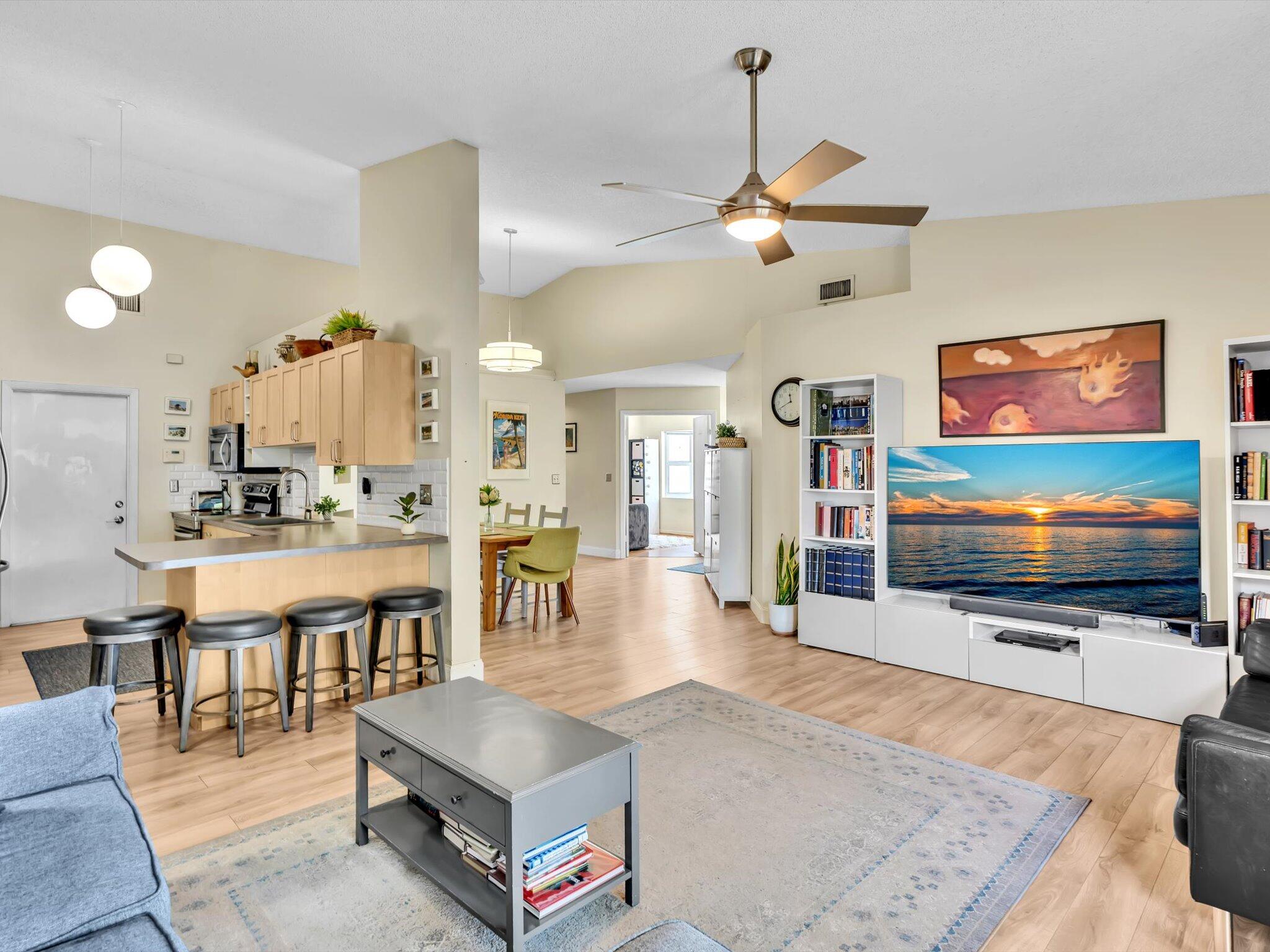 8 Hawthorne Lane Property Photo 2