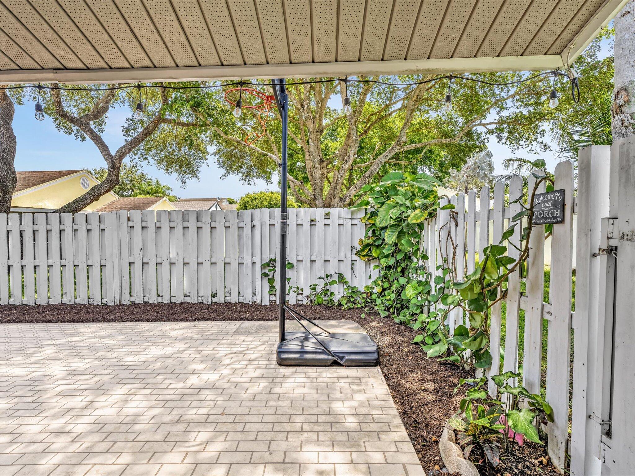 8 Hawthorne Lane Property Photo 43