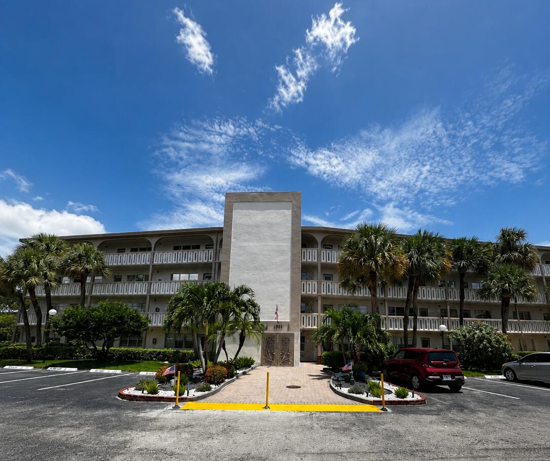 1901 Bermuda Circle F2 Property Photo 1