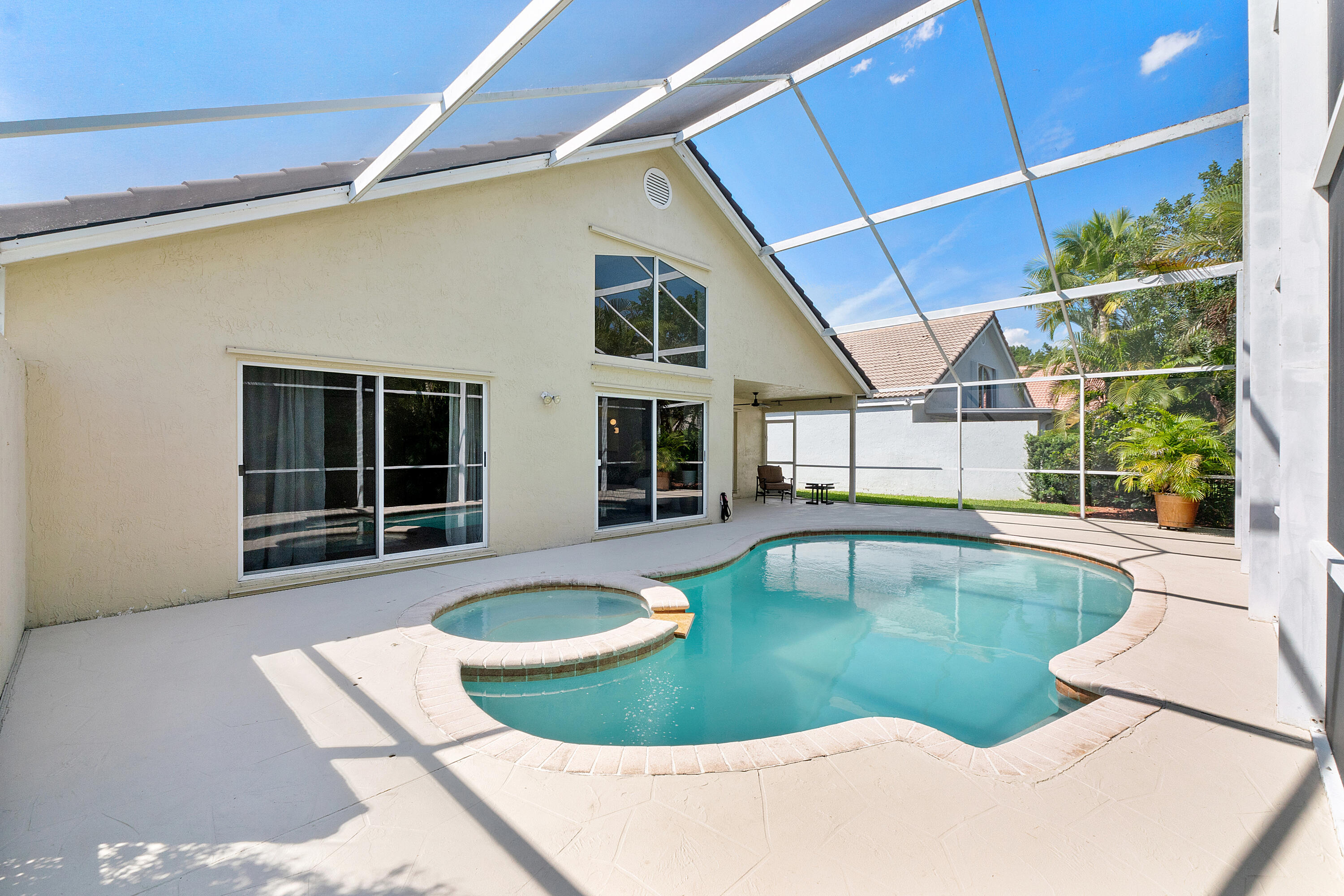 2016 Island Circle Property Photo 1