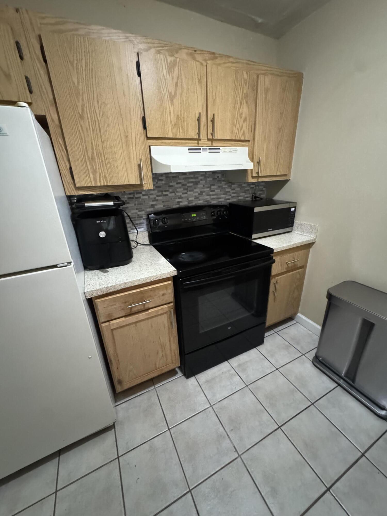 5090 Elmhurst Road C Property Photo 5