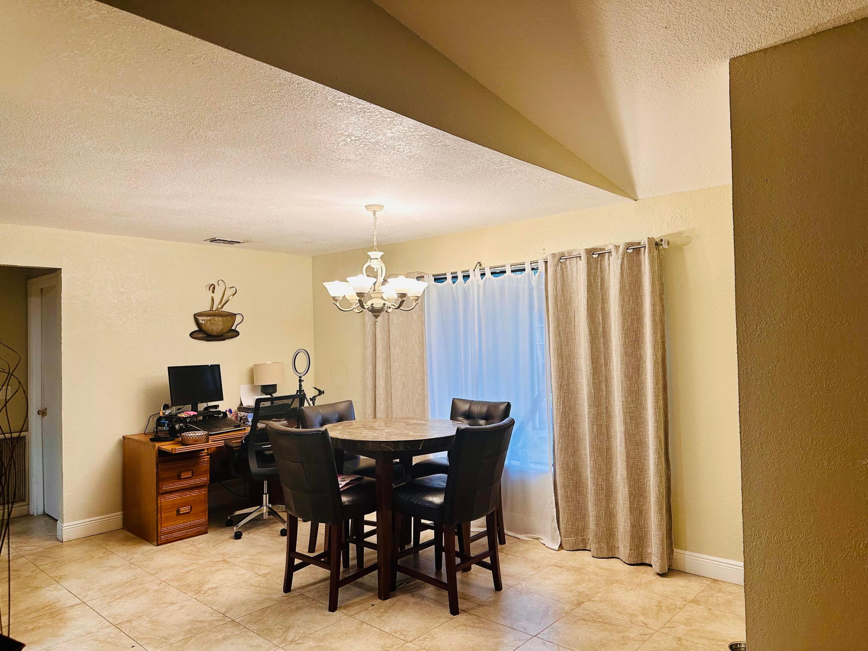 637 Se Thornhill Drive Property Photo 4