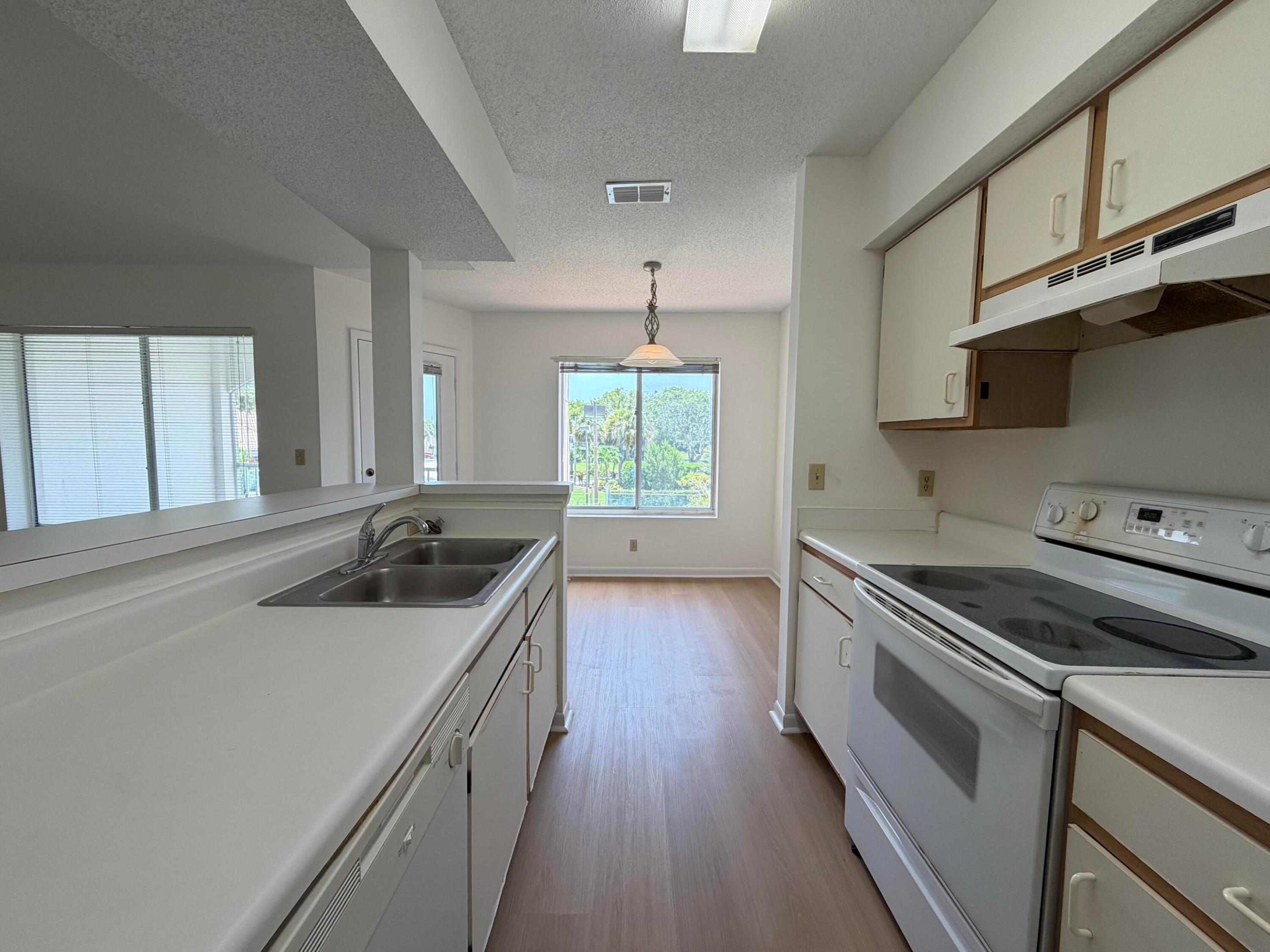 815 W Boynton Beach Boulevard 12-203 Property Photo 7