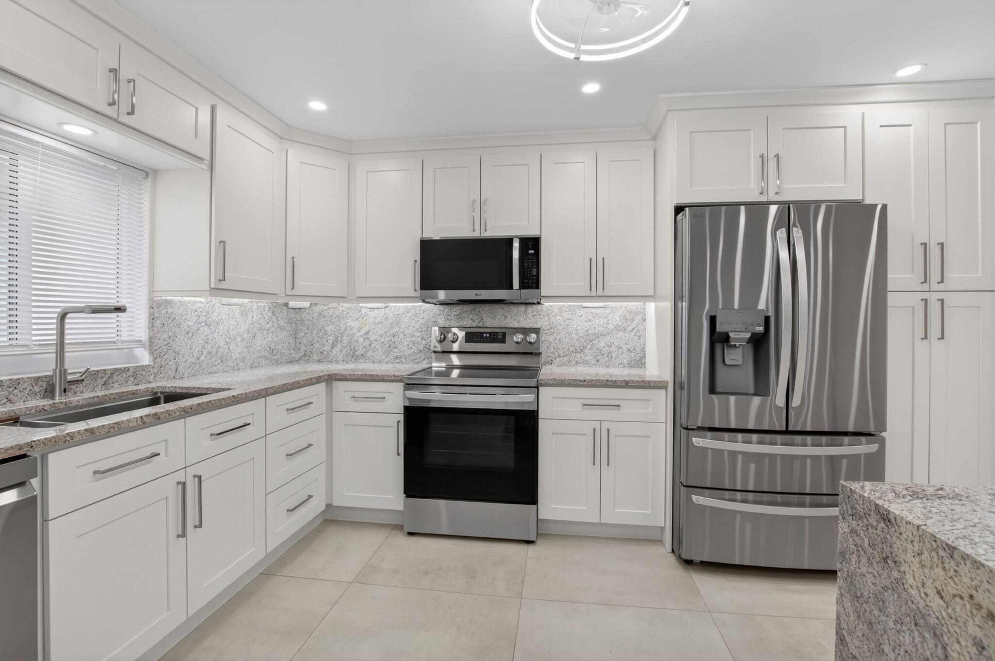 6049 VIA DIANA Property Photo 1