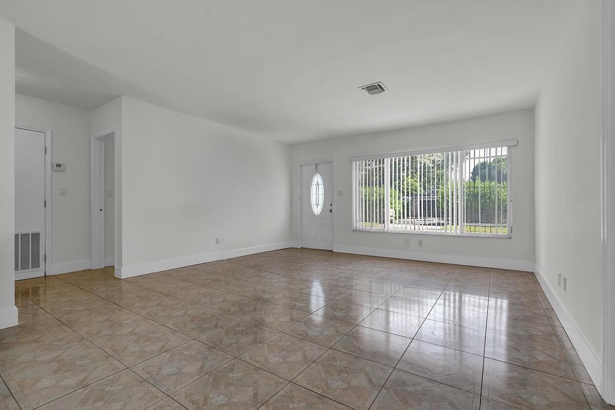 2100 N 57th Avenue Property Photo 7