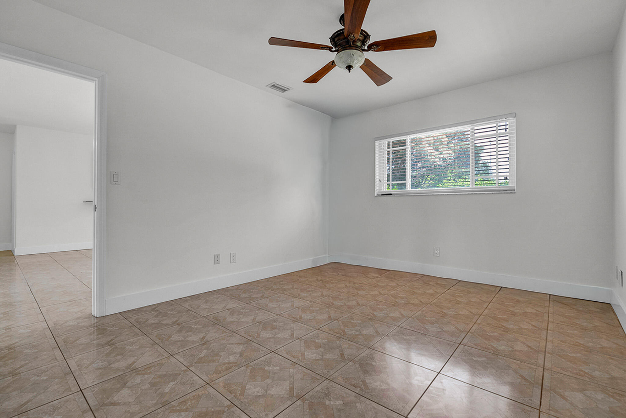 2100 N 57th Avenue Property Photo 14