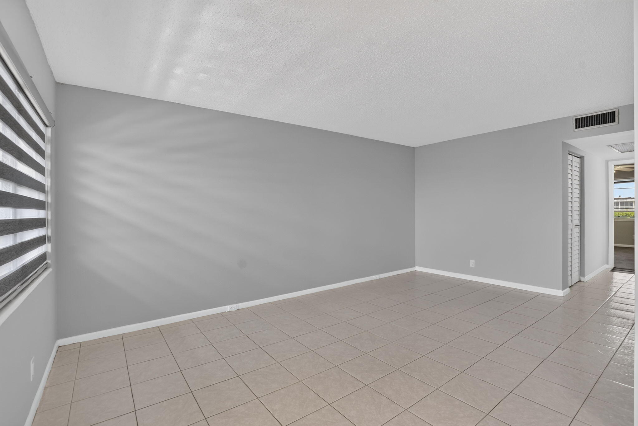 4022 Hythe B Property Photo 8
