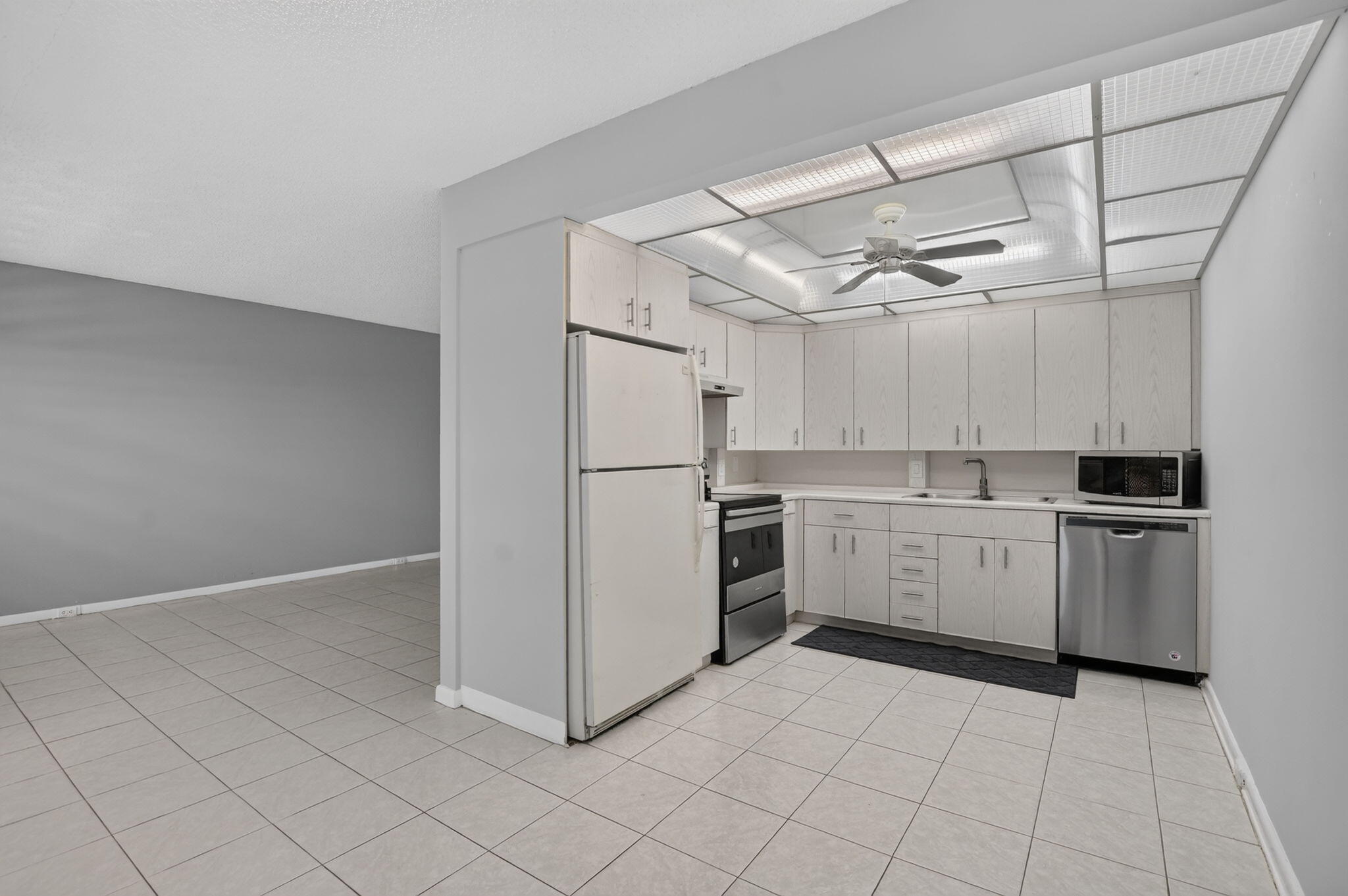 4022 Hythe B Property Photo 13