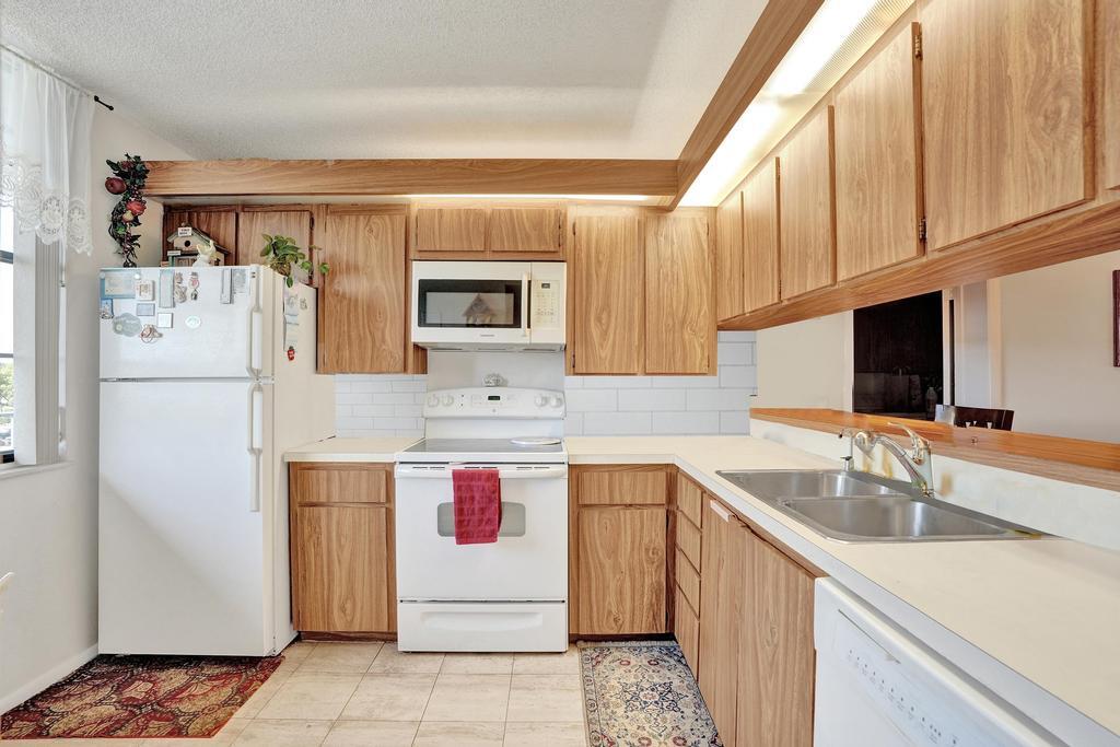 1524 Whitehall Drive 406 Property Photo 5