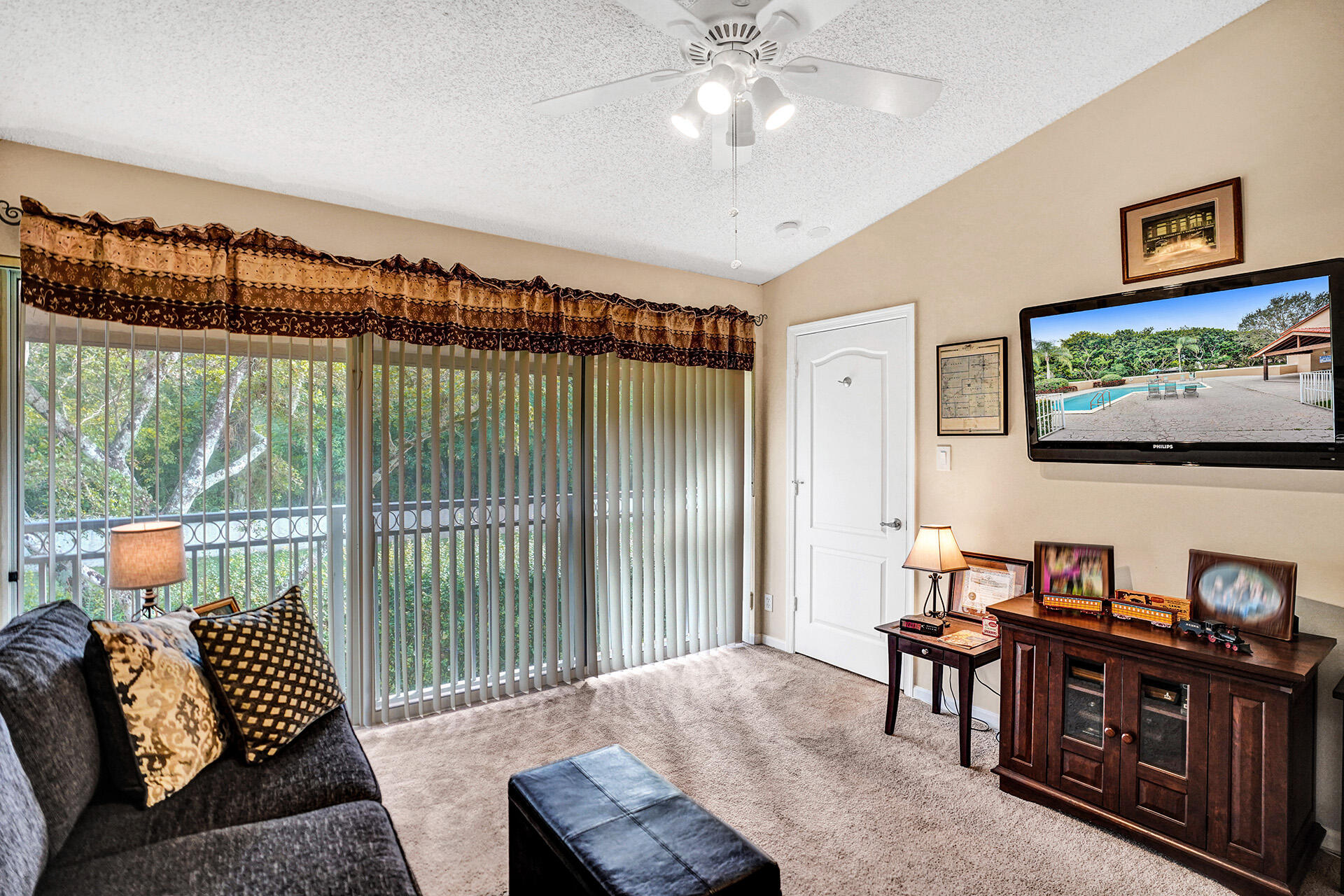 4941 Riverside Drive Property Photo 16