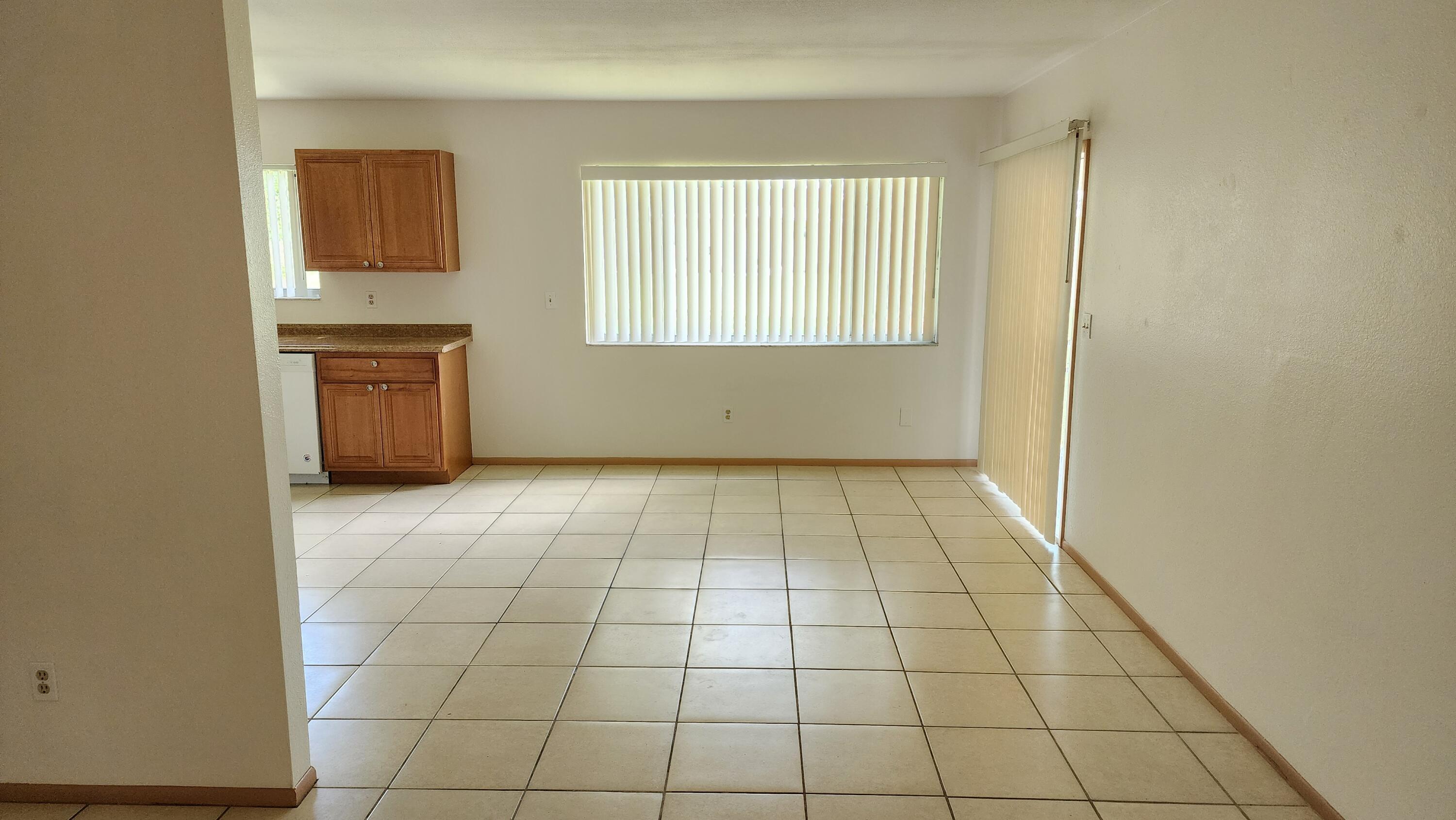 651 Nw Sharpe Street Property Photo 2