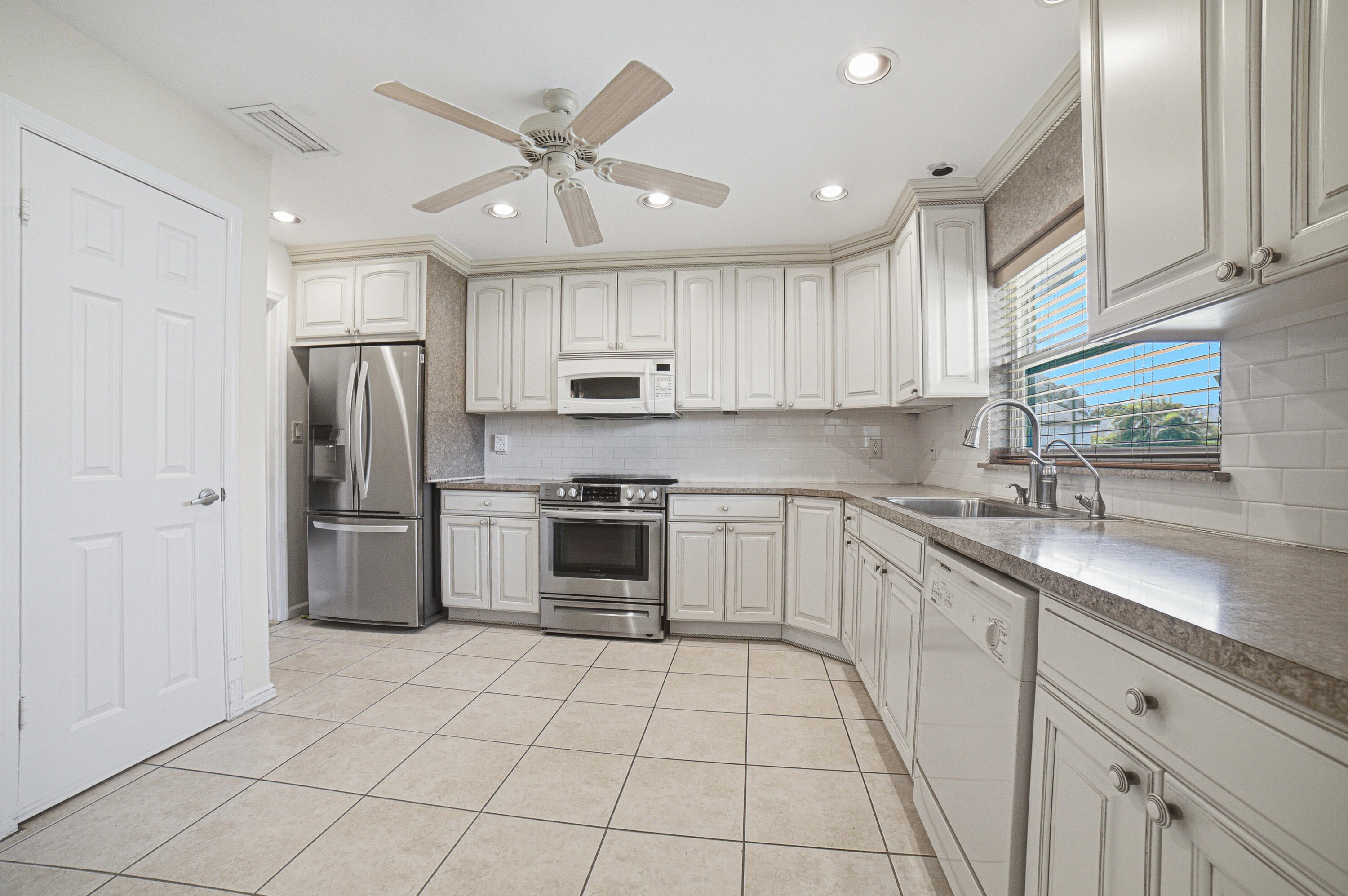 4843 Greentree Lane B Property Photo 5