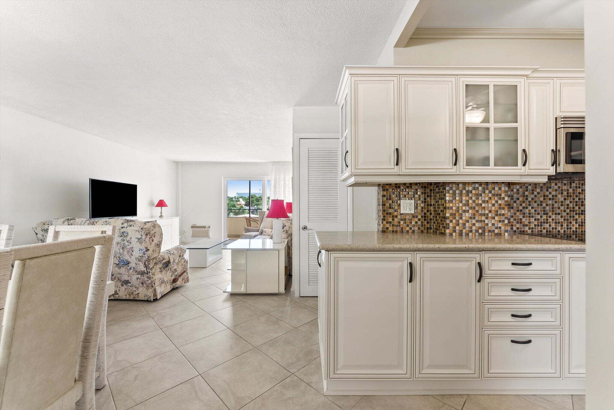220 Kings Point Drive 210 Property Photo 1