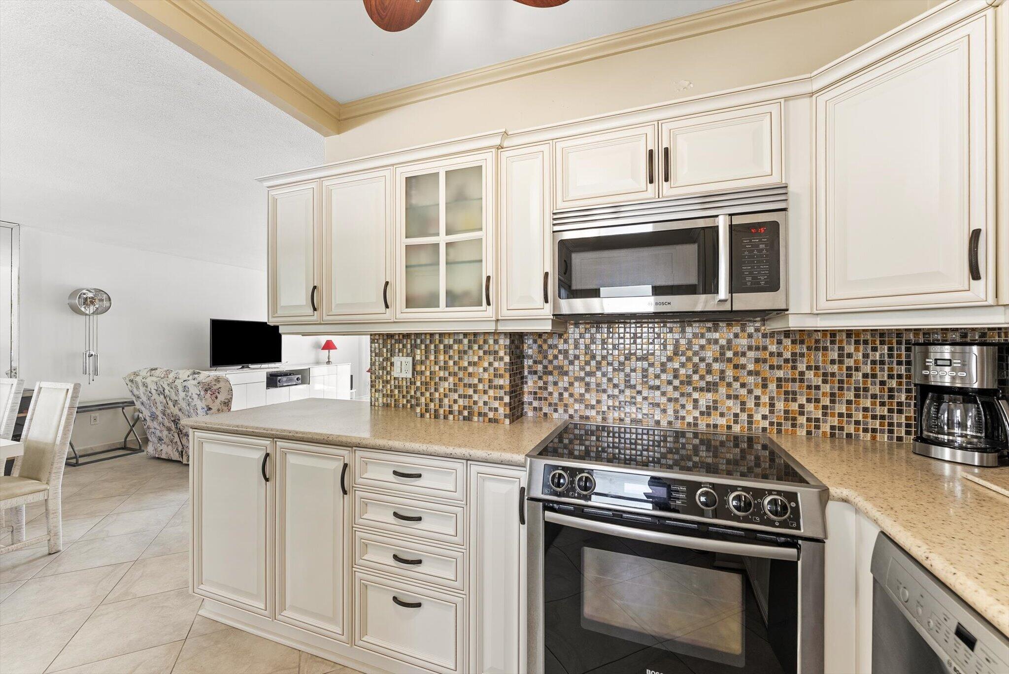 220 Kings Point Drive 210 Property Photo 6