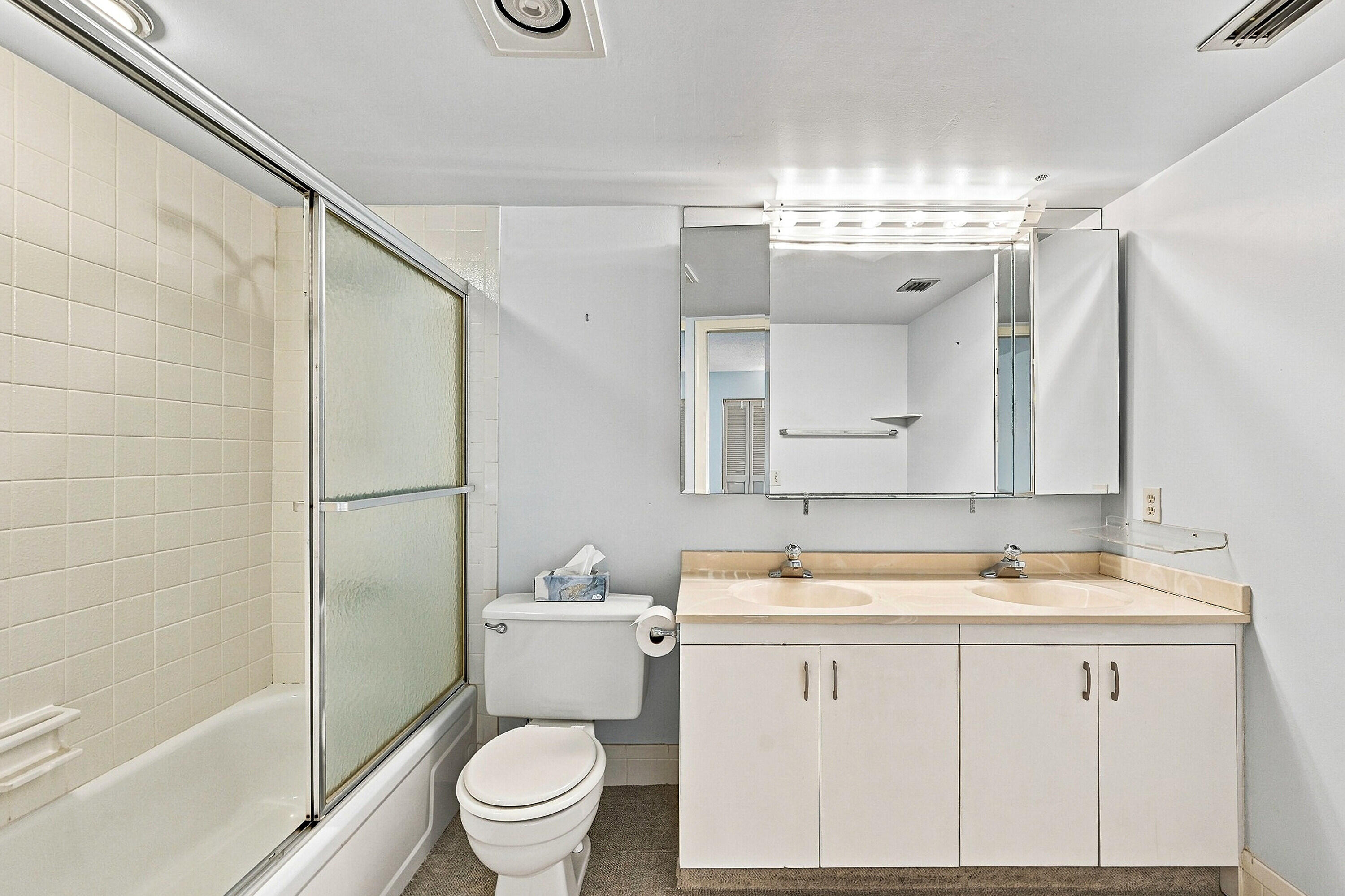 2901 Victoria Circle D2 Property Photo 5