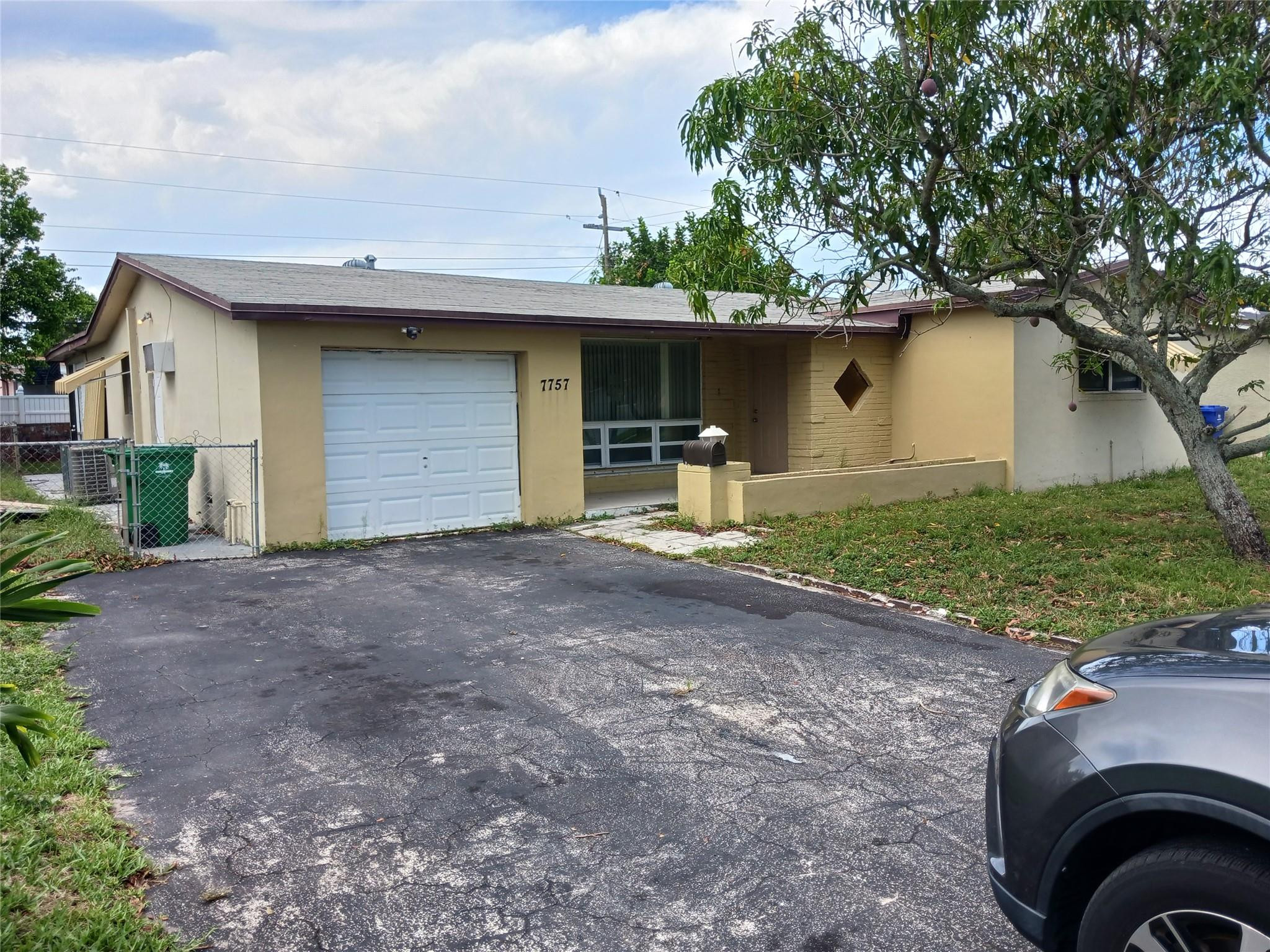 7757 SE EMBASSY Boulevard Property Photo 1