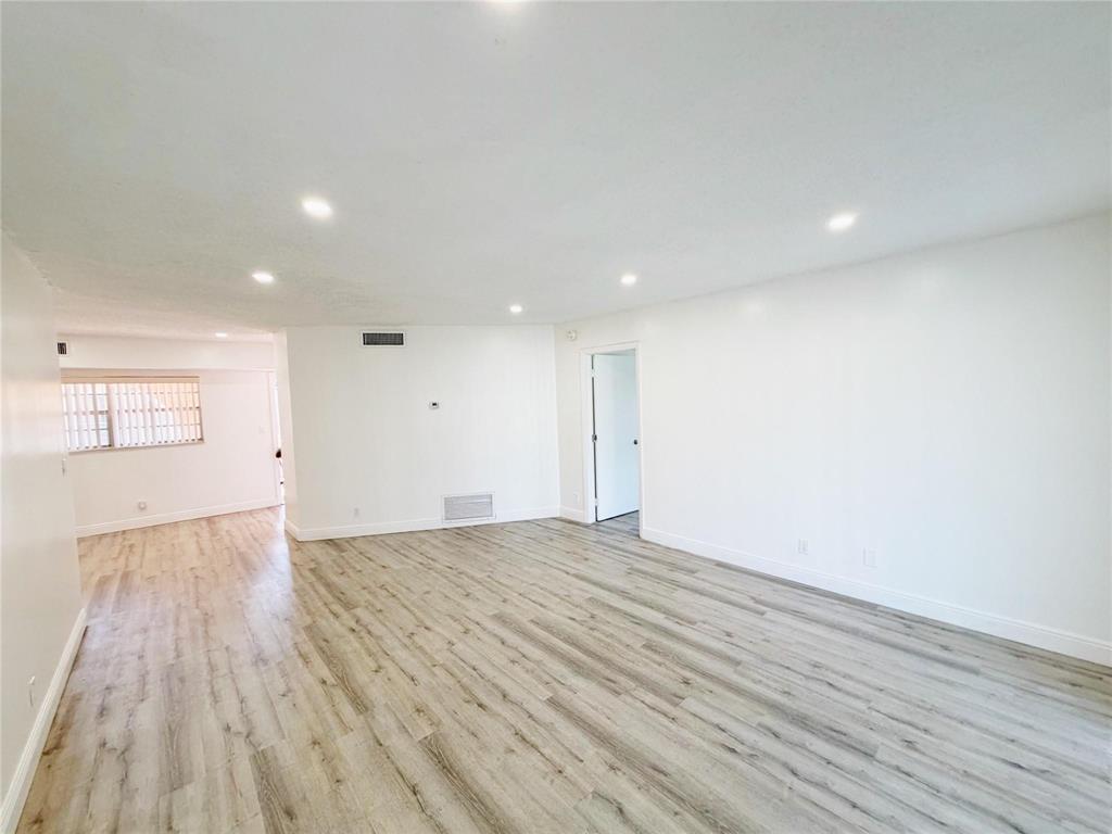 2710 Riverside Drive 201-a Property Photo 11