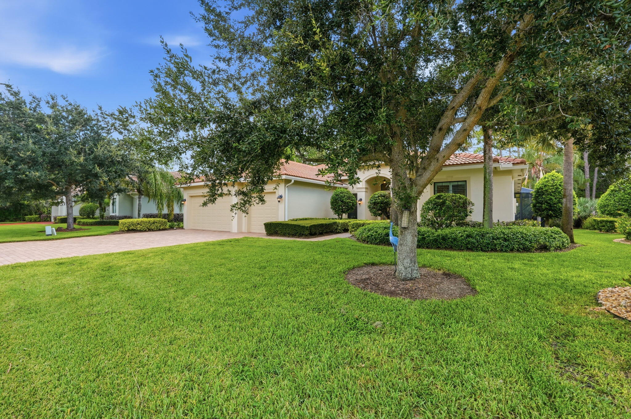2553 Nw Crystal Lake Drive Nw Property Photo 4