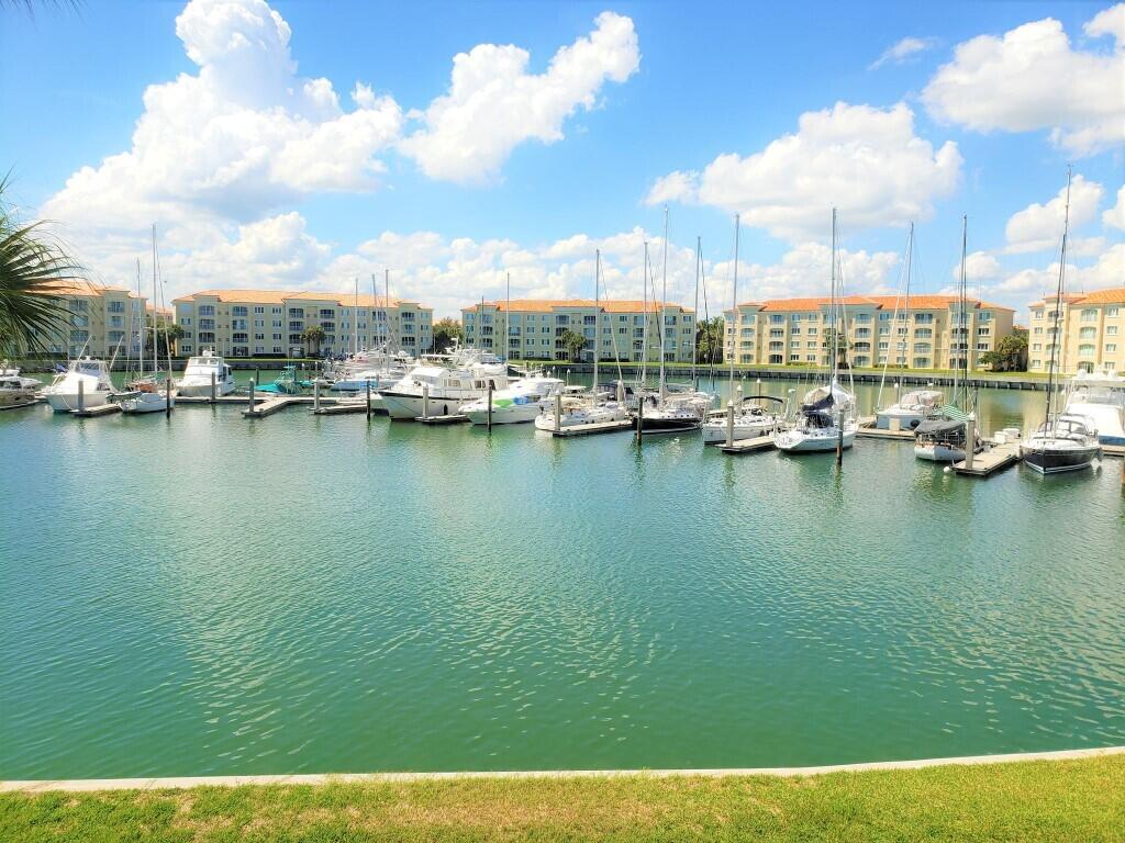 10 HARBOUR ISLE Drive E 204 Property Photo 1