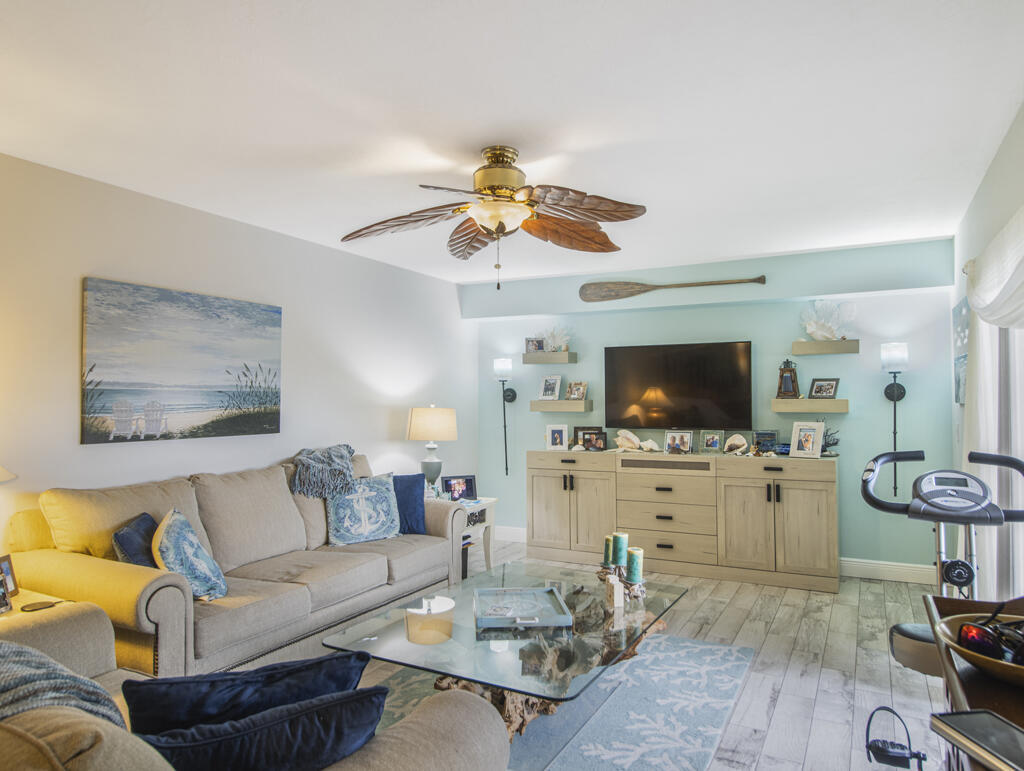 1010 10th Way Property Photo 4