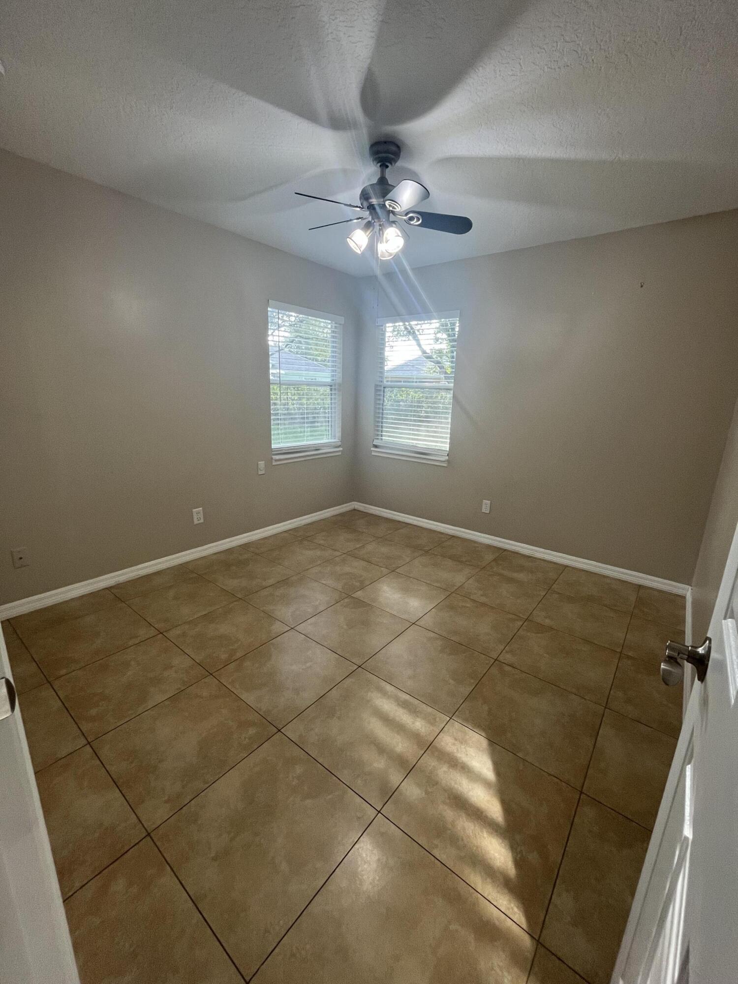 915 11th Terrace Property Photo 17