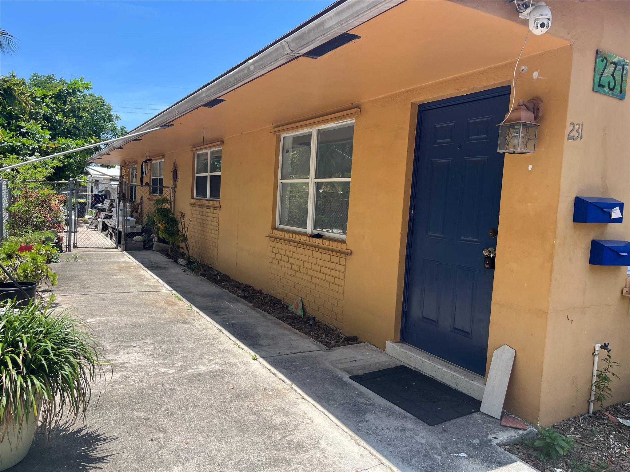 231 SW 8TH Street B Property Photo 1