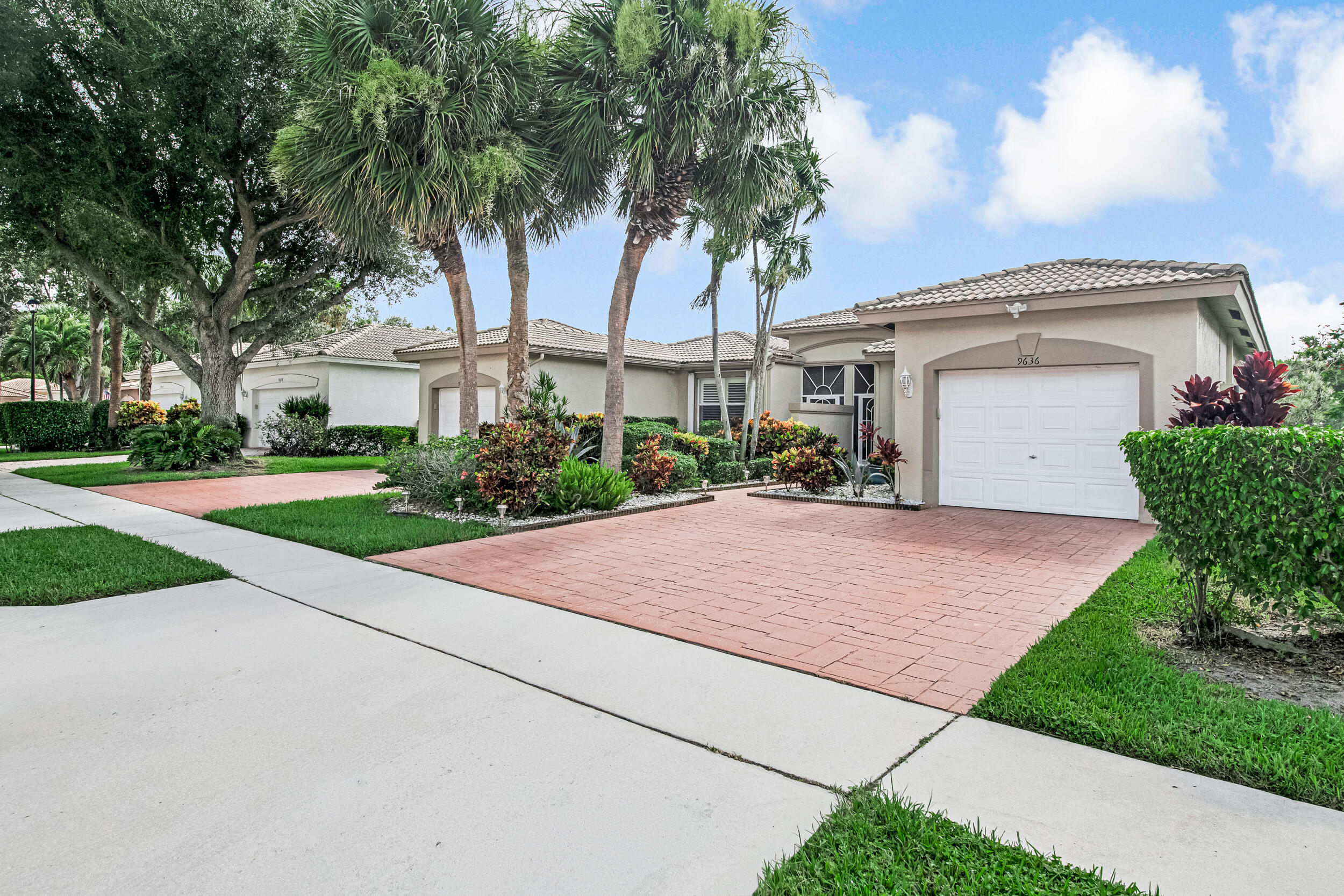 9636 Crescent View Drive N Property Photo 1