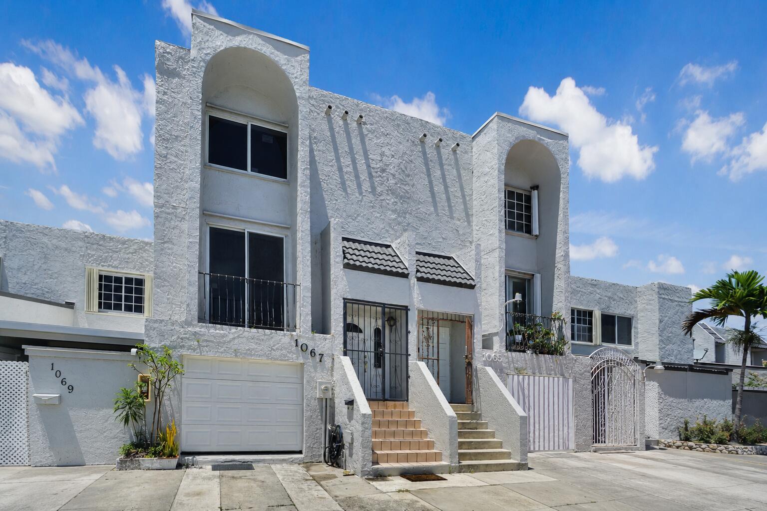 1067 W 43rd Place 68 Property Photo 1