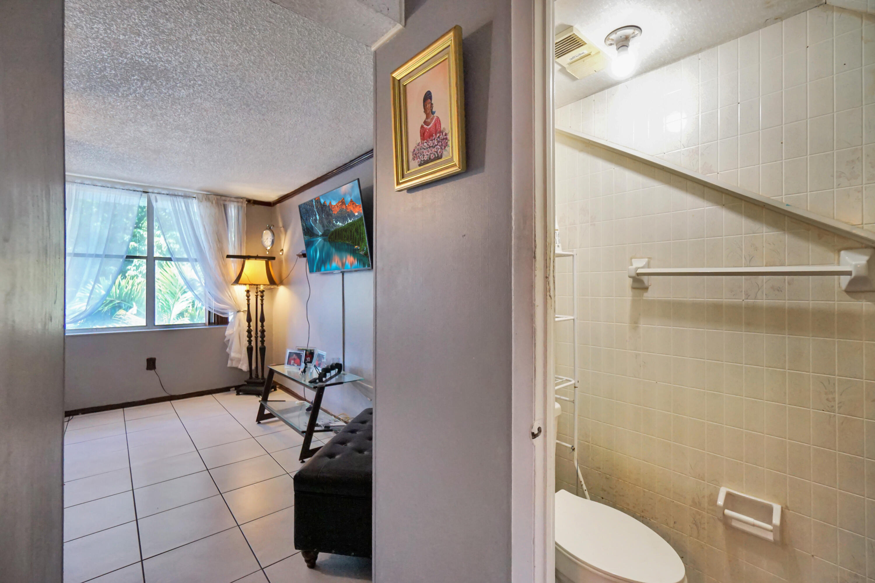 1067 W 43rd Place 68 Property Photo 10