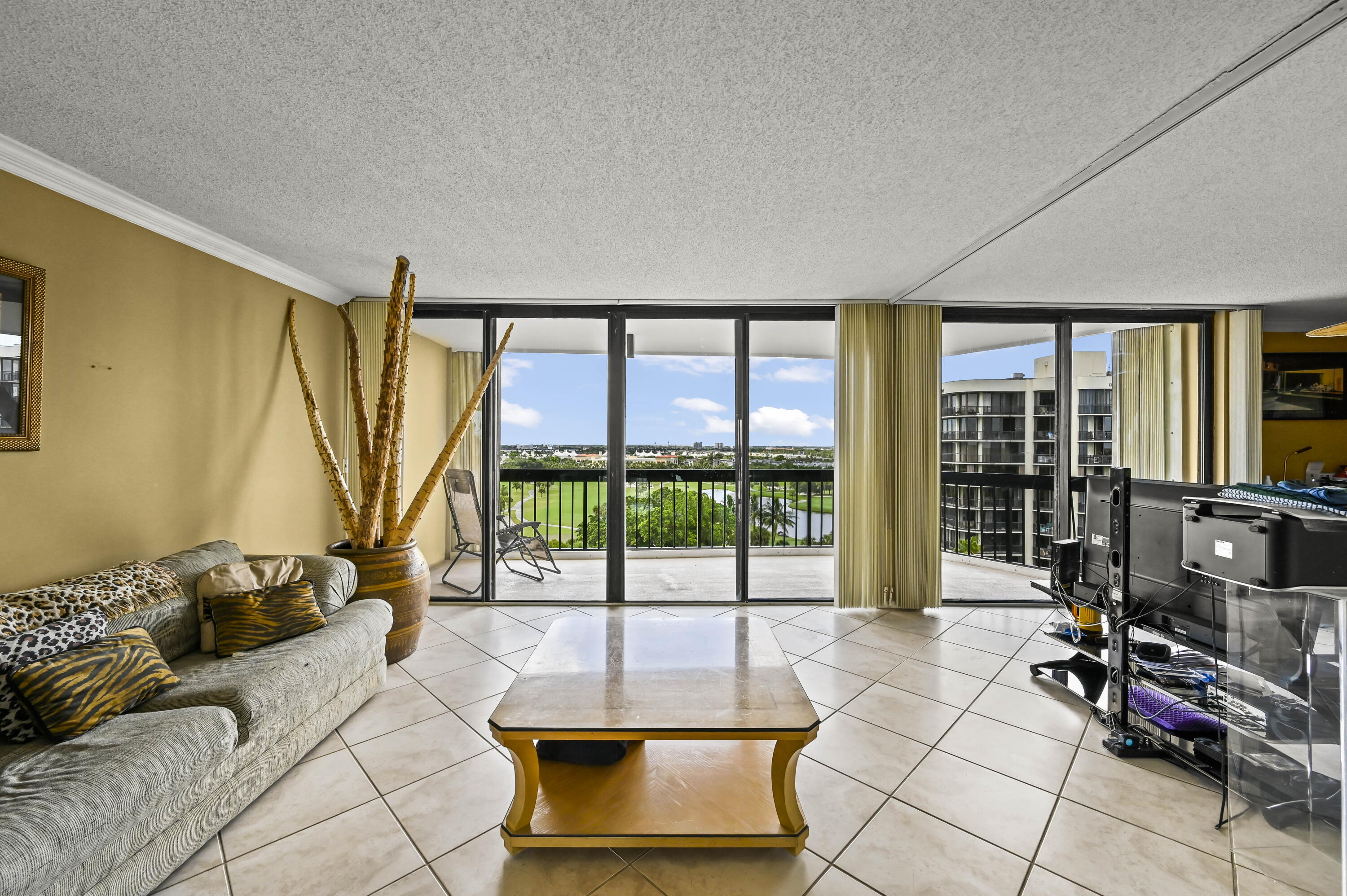 2425 Presidential Way 1006 Property Photo 2