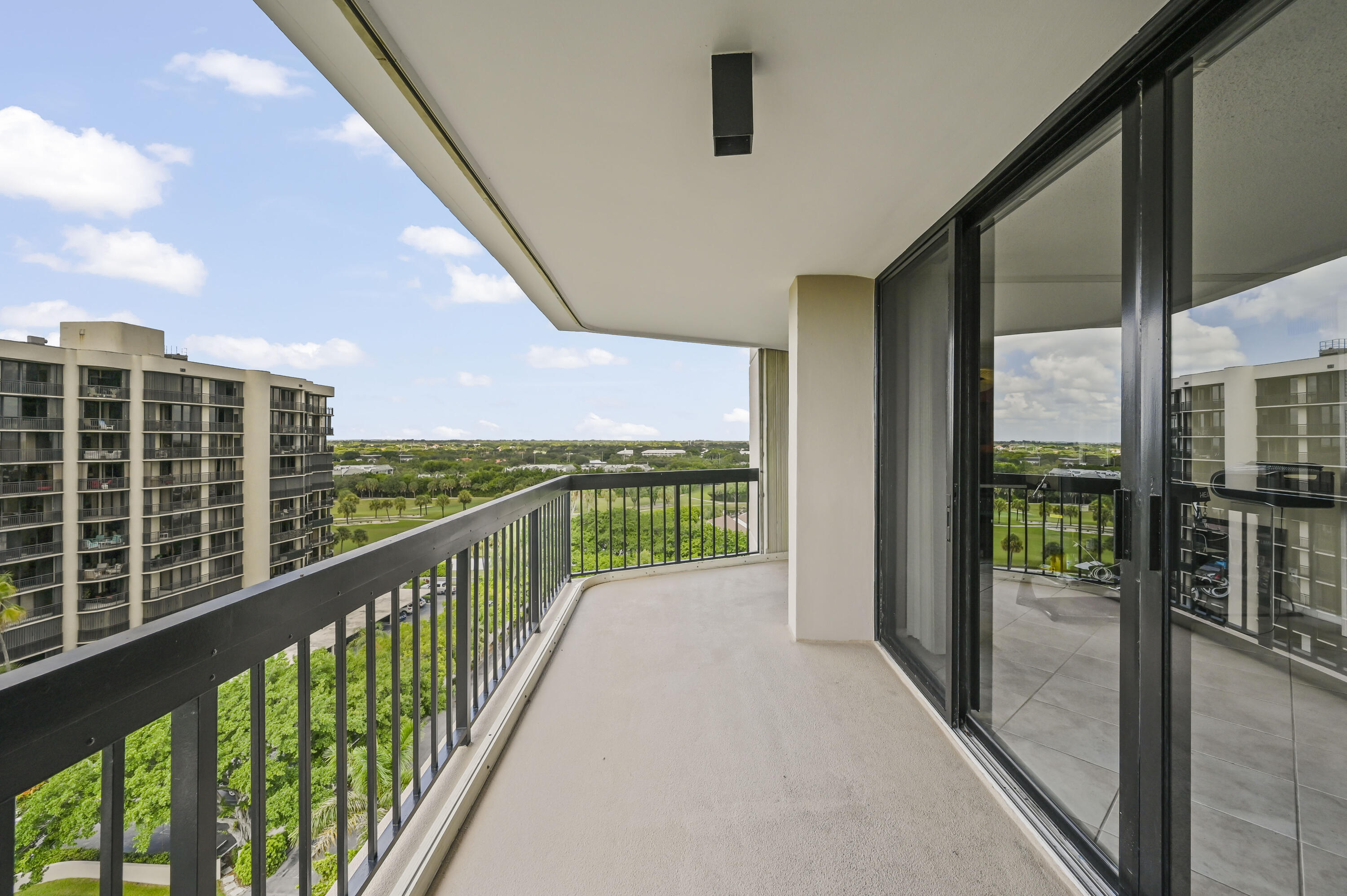 2425 Presidential Way 1006 Property Photo 3
