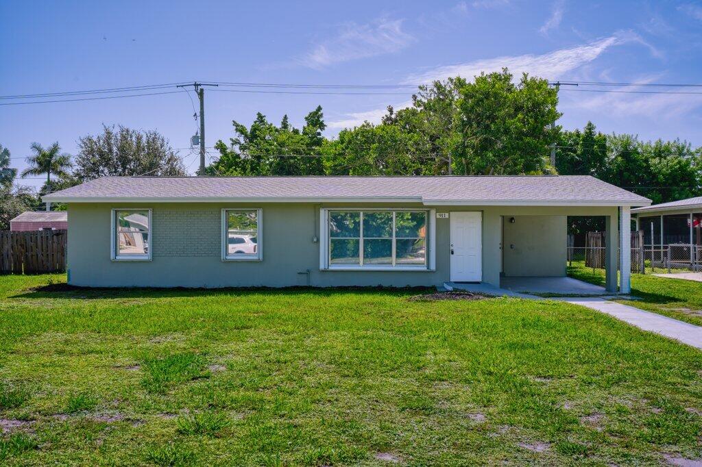 911 SE Dolphin Drive Property Photo 1