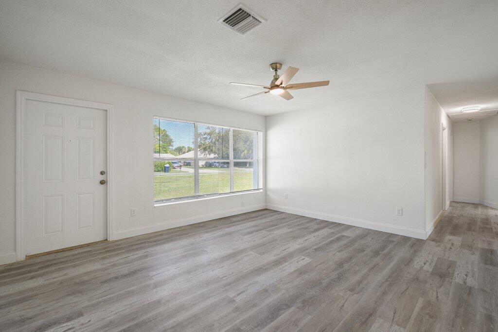 911 Se Dolphin Drive Property Photo 10