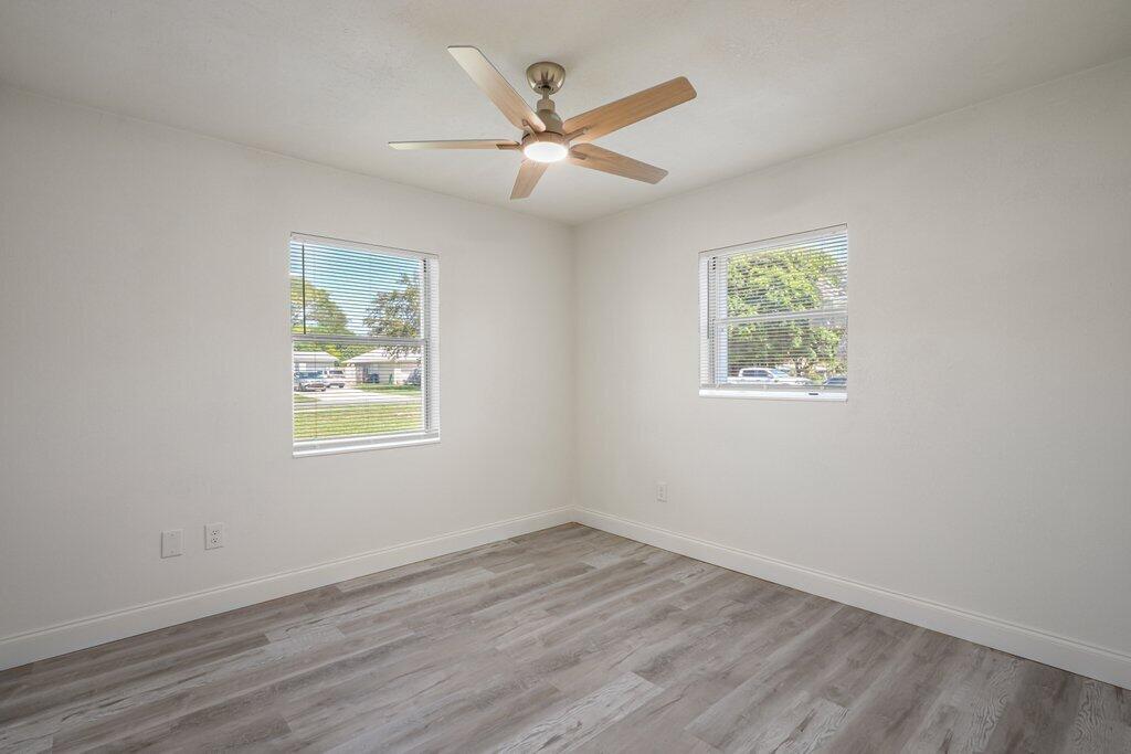 911 Se Dolphin Drive Property Photo 19