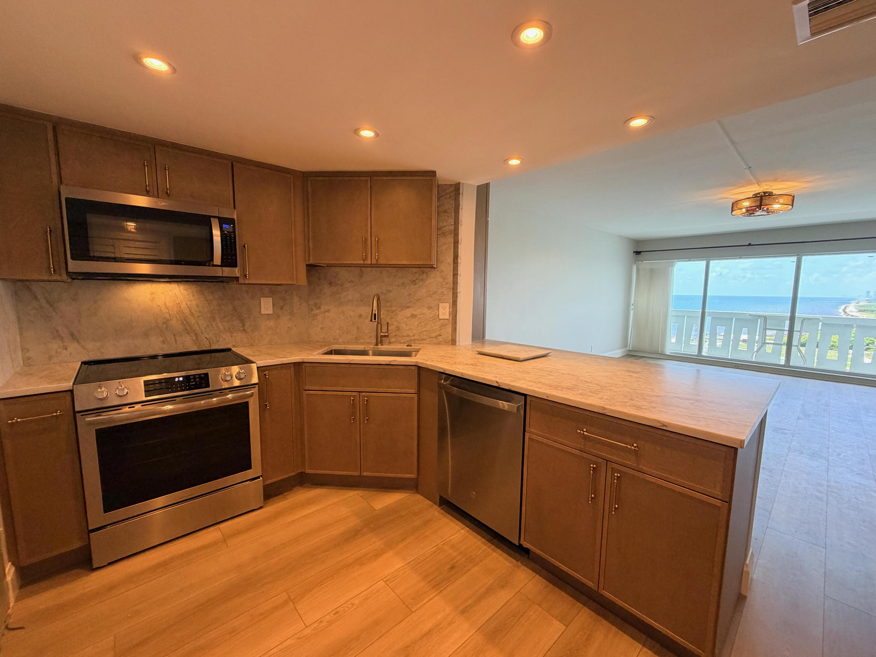 2100 S Ocean Drive 16h Property Photo 4