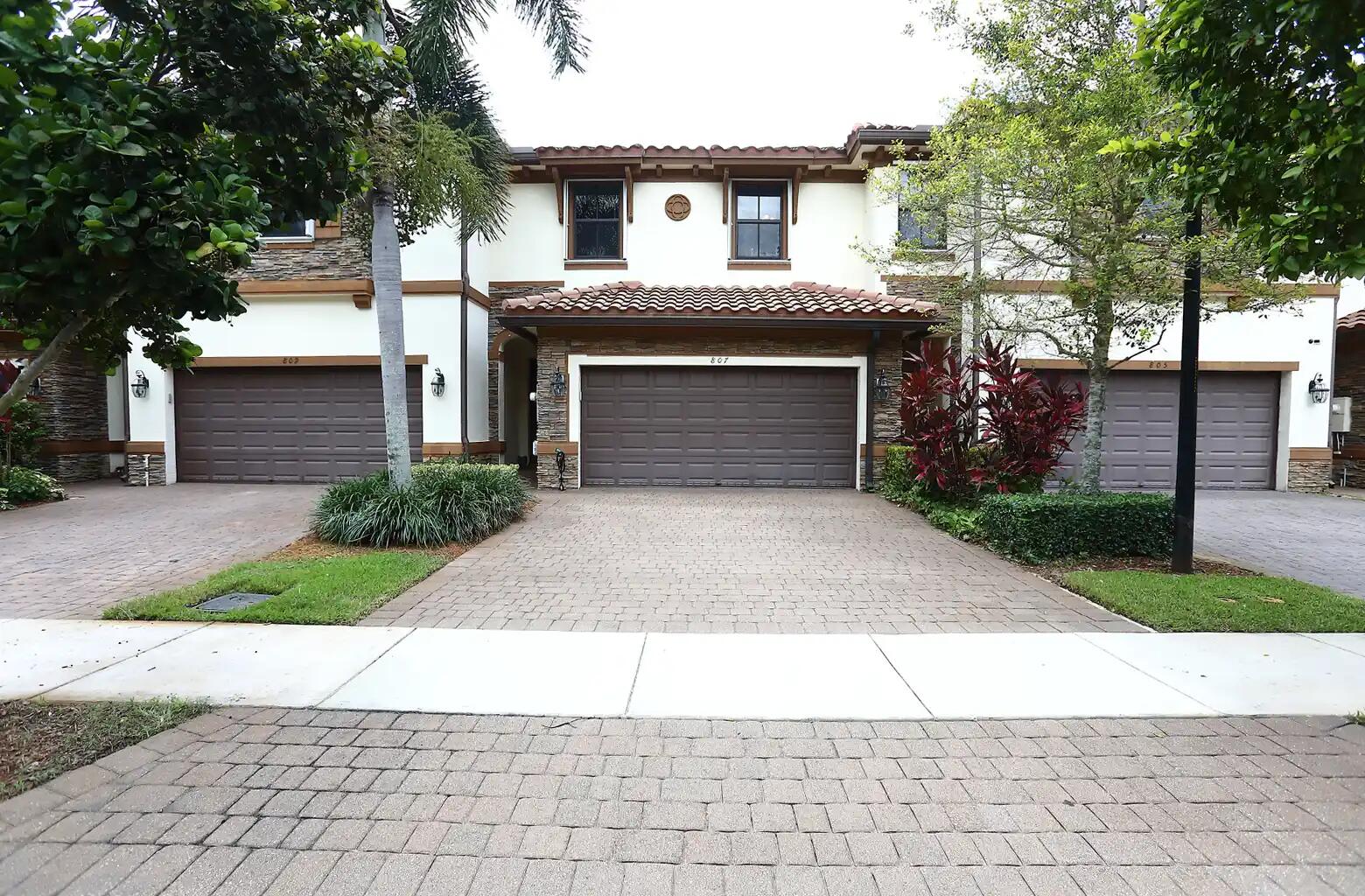 807 E Village Circle Property Photo 1