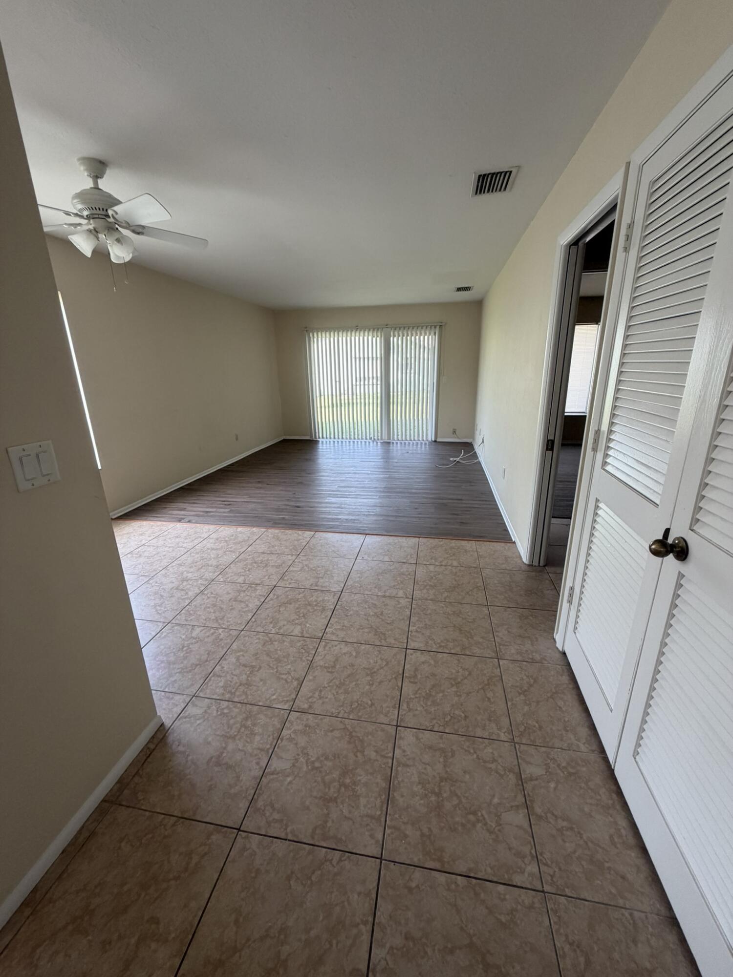 1720 Se Linpark Court Property Photo 4