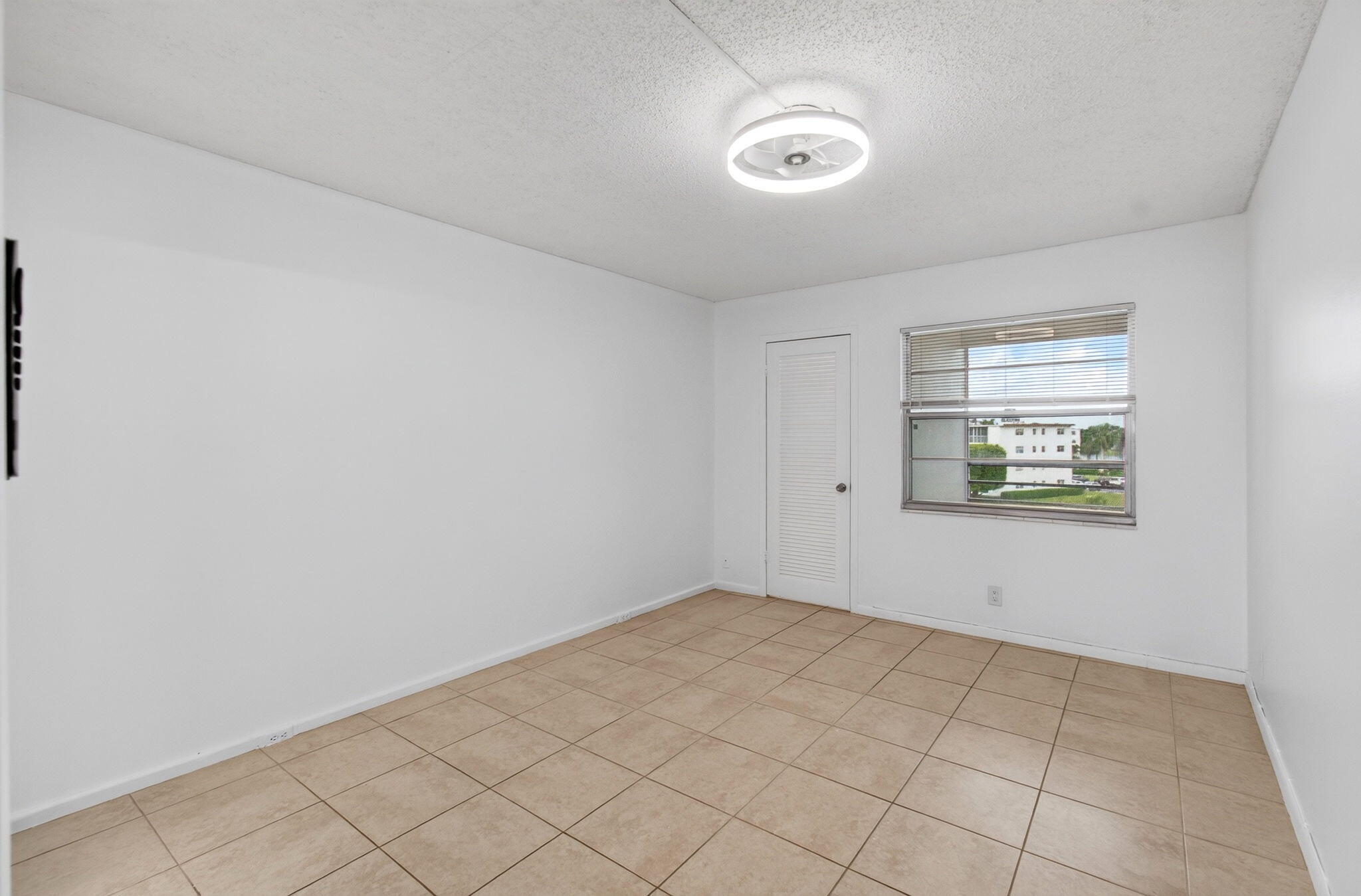 4028 Hythe B Property Photo 32