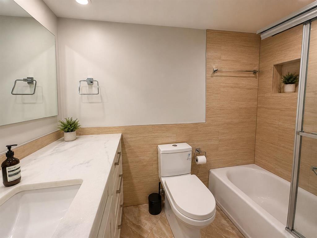 4030 W Palm Aire Drive 402 Property Photo 14