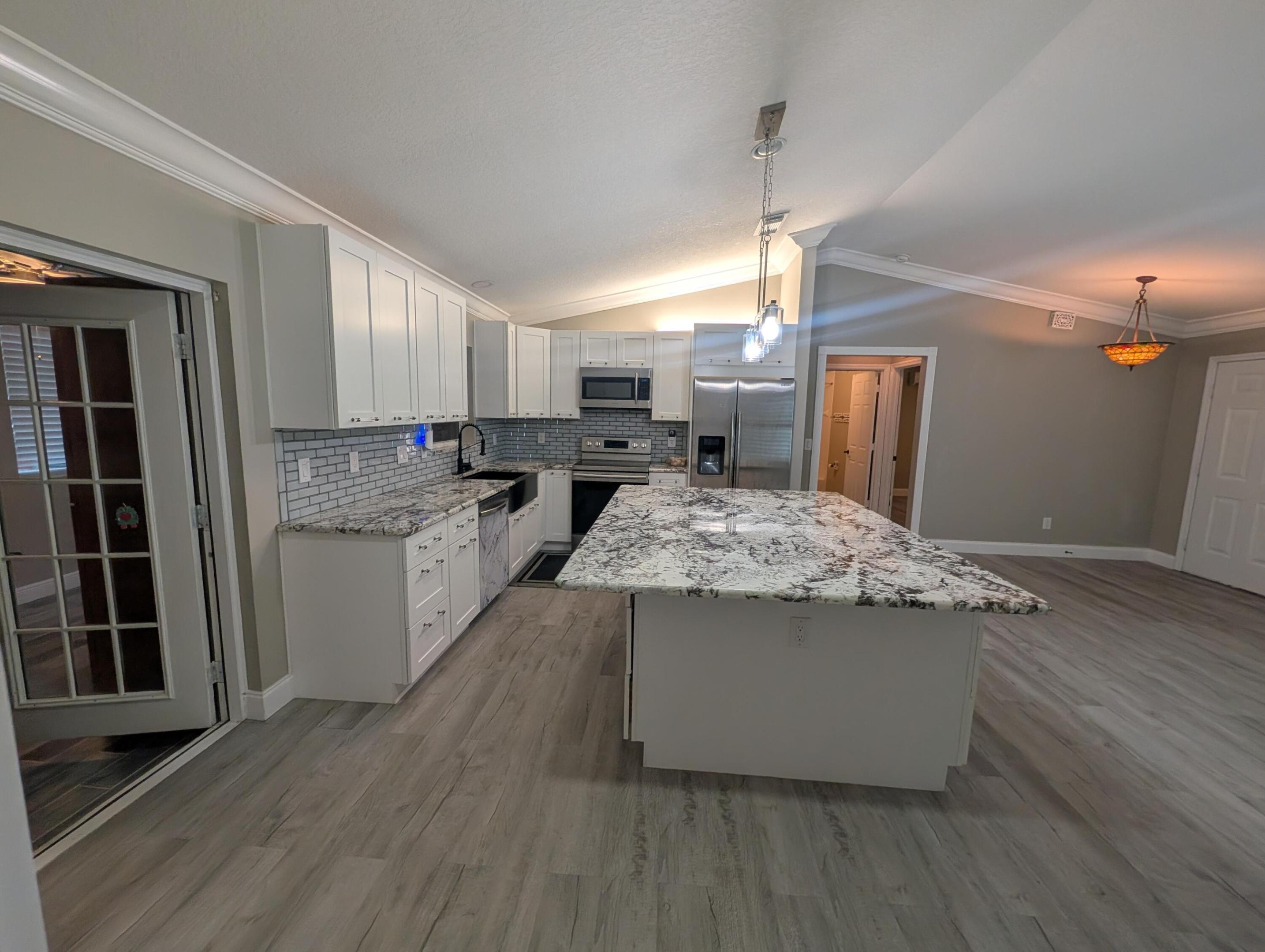 625 Coconut Avenue N Property Photo 6