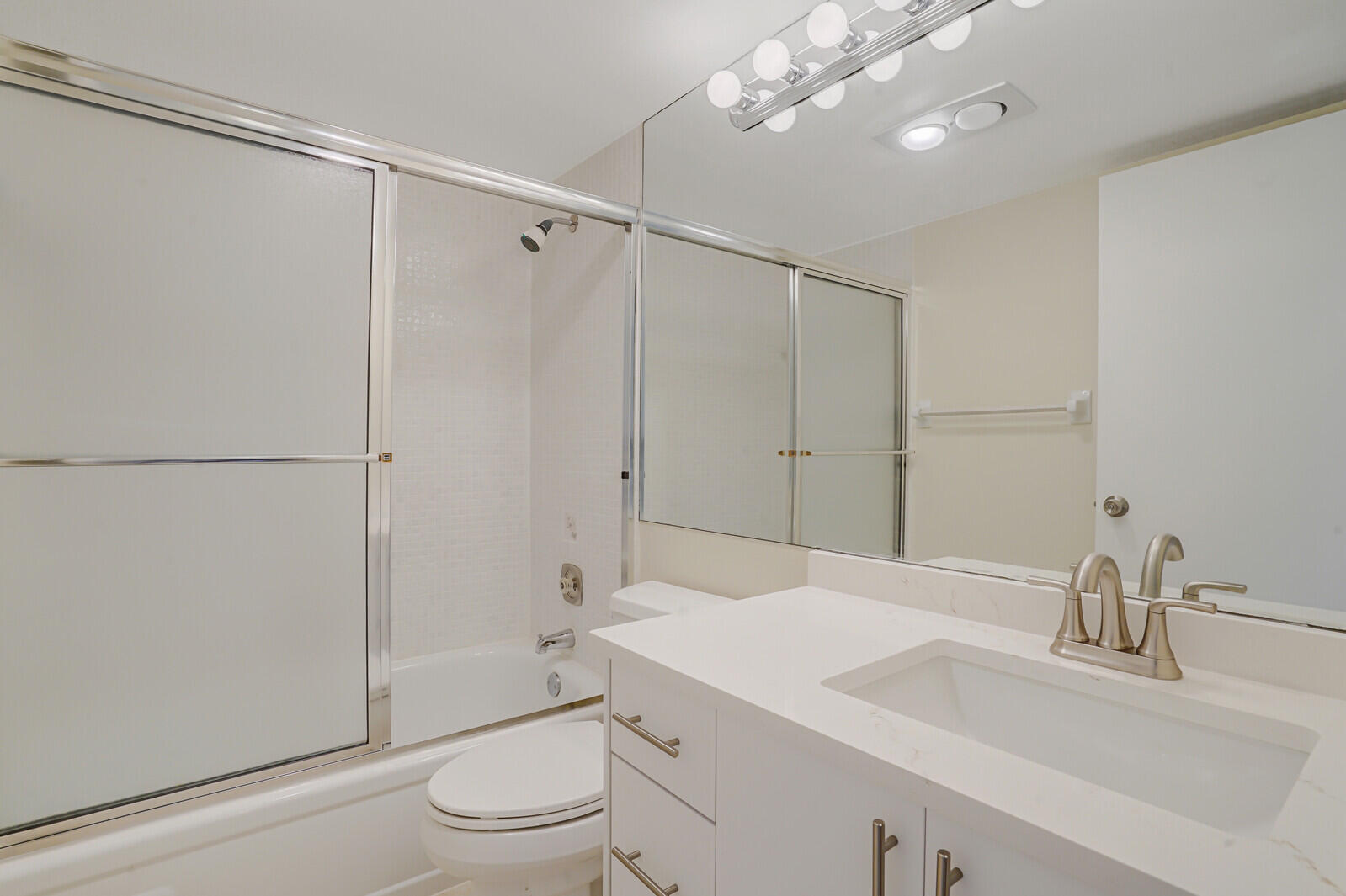 400 Village Green Circle W 105 Property Photo 18