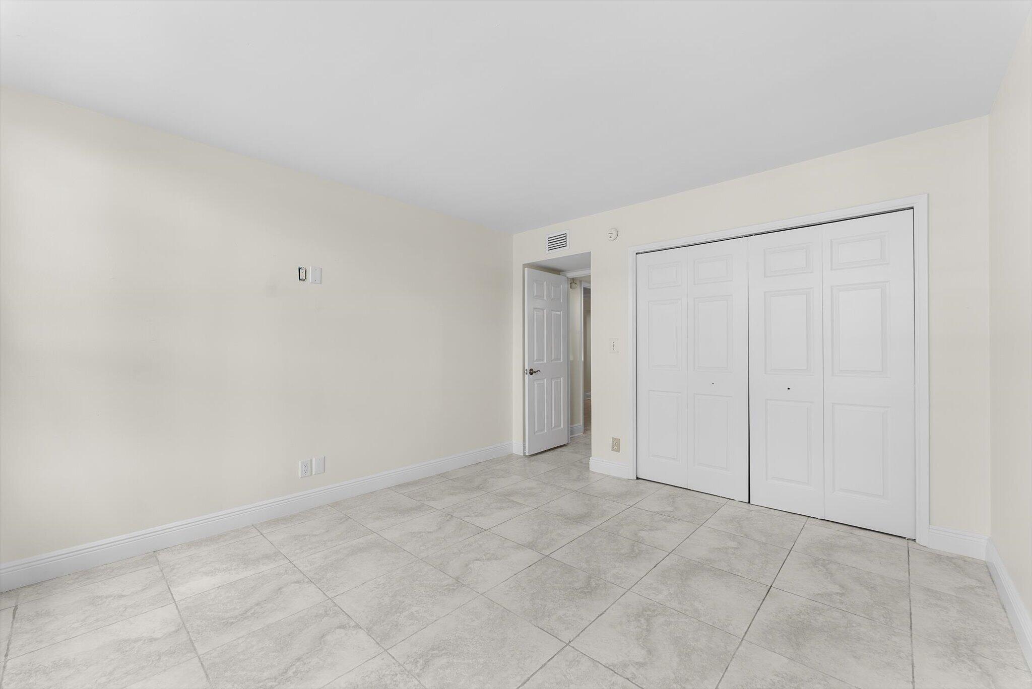 4240 Oaks Terrace 103 Property Photo 27