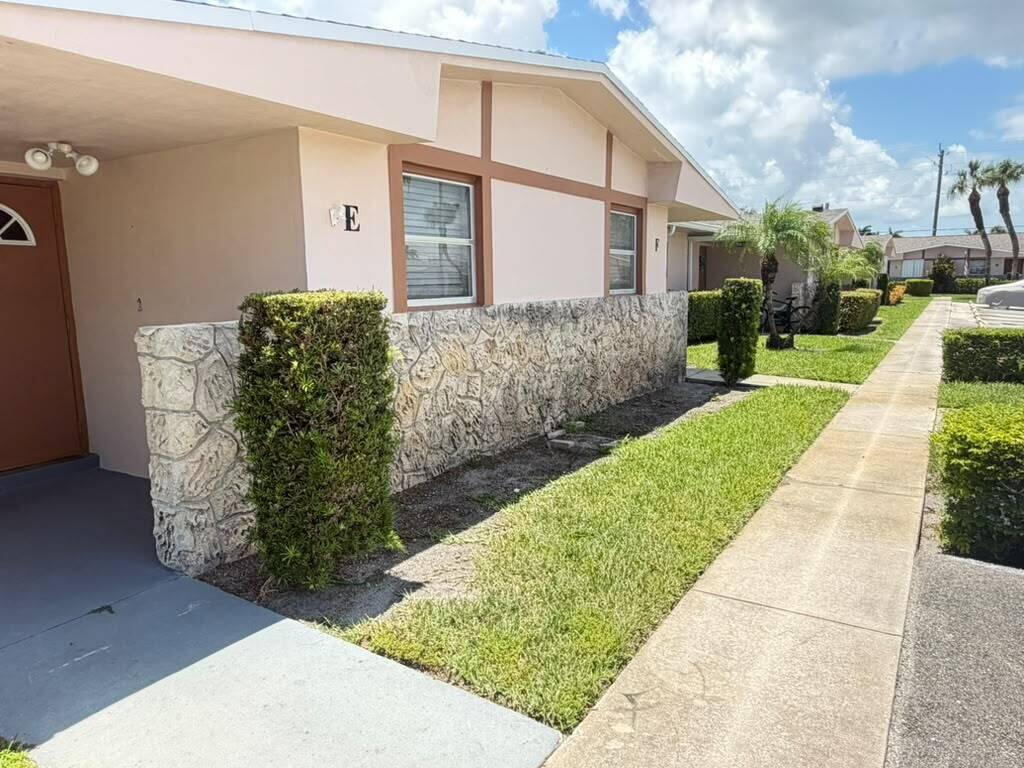 2727 DUDLEY Drive W E Property Photo 1